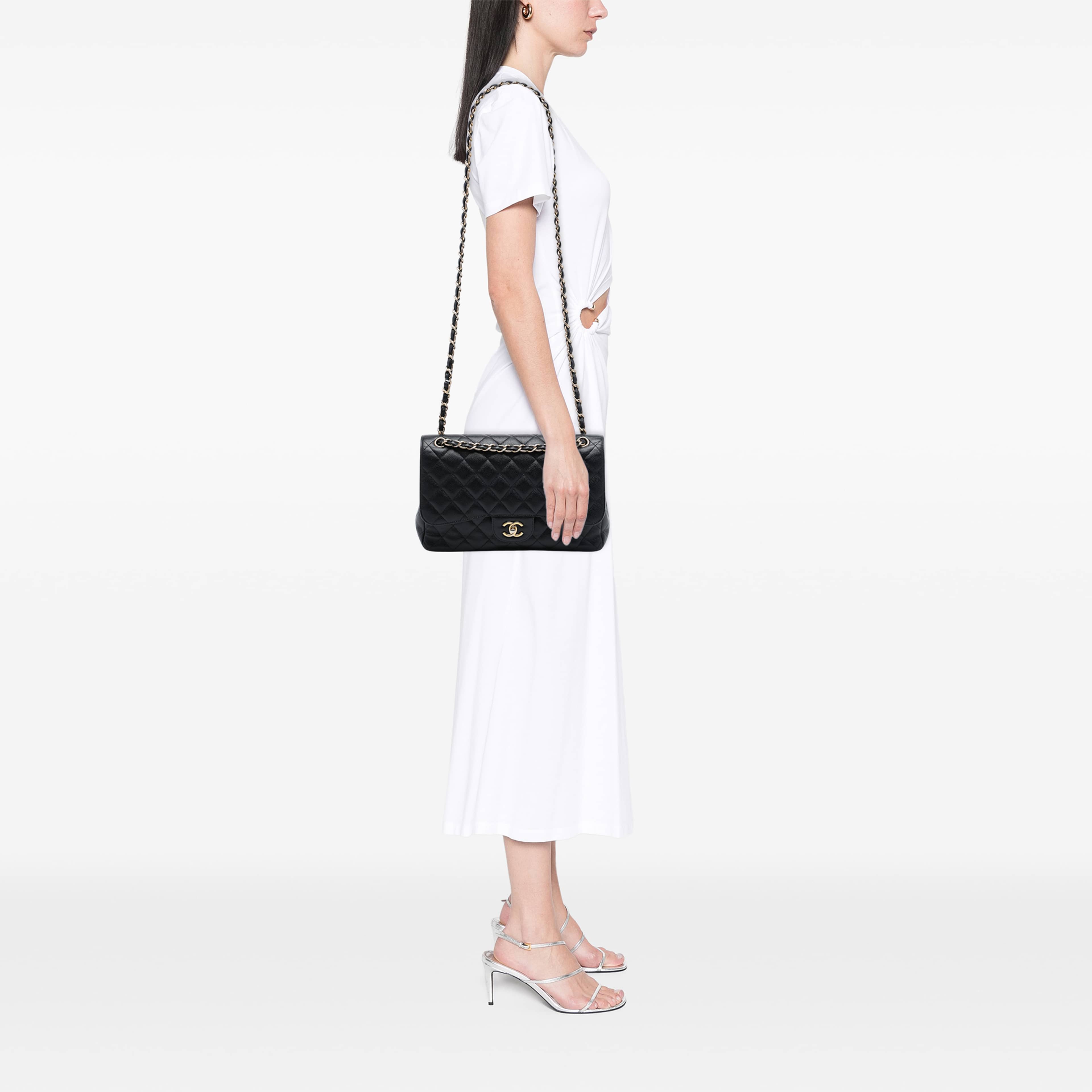 Chanel Jumbo Classic Caviar Double Flap, från Luxclusif, i färgen svart. Klicka för att öppna bilden i stort format