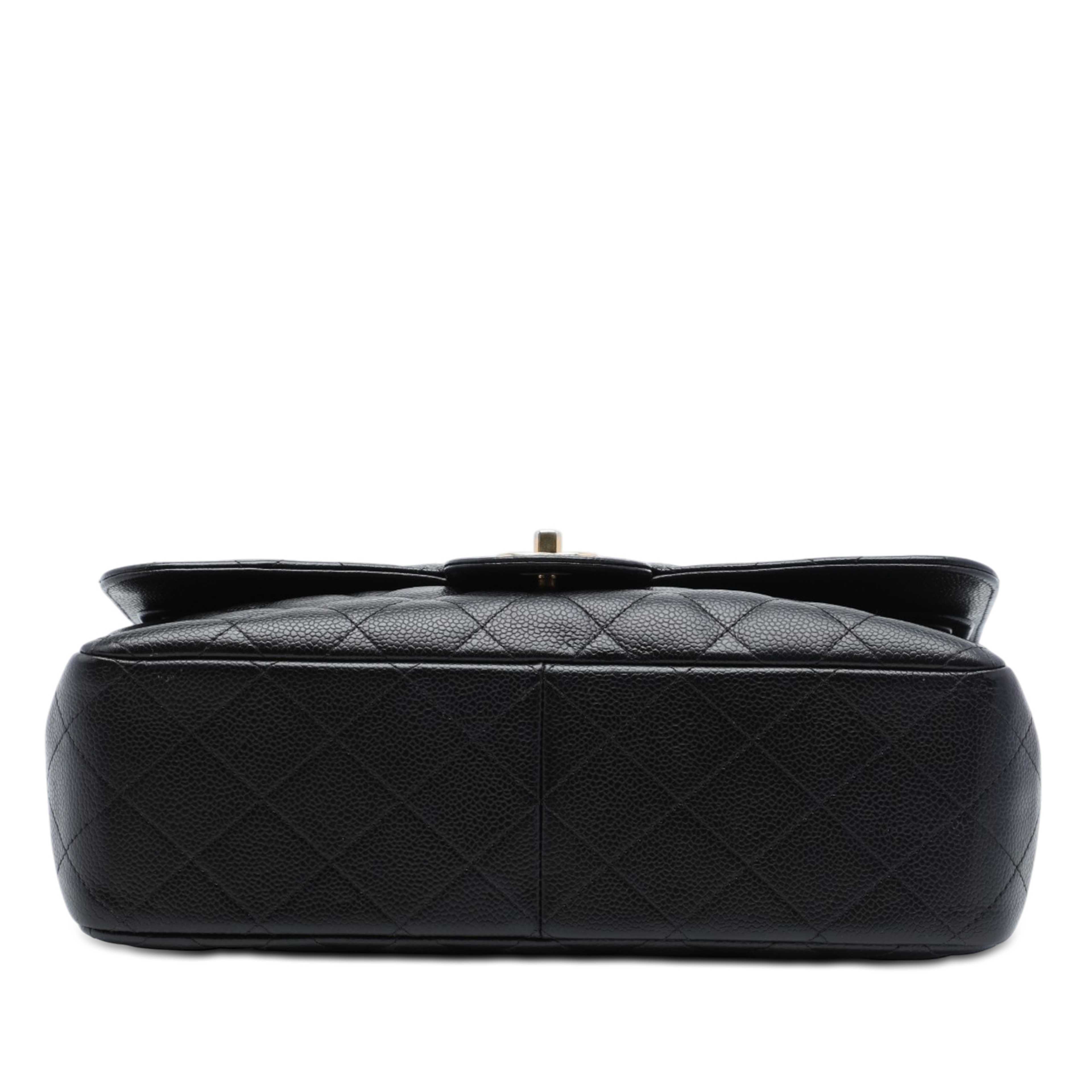 Chanel Jumbo Classic Caviar Double Flap, från Luxclusif, i färgen svart. Klicka för att öppna bilden i stort format