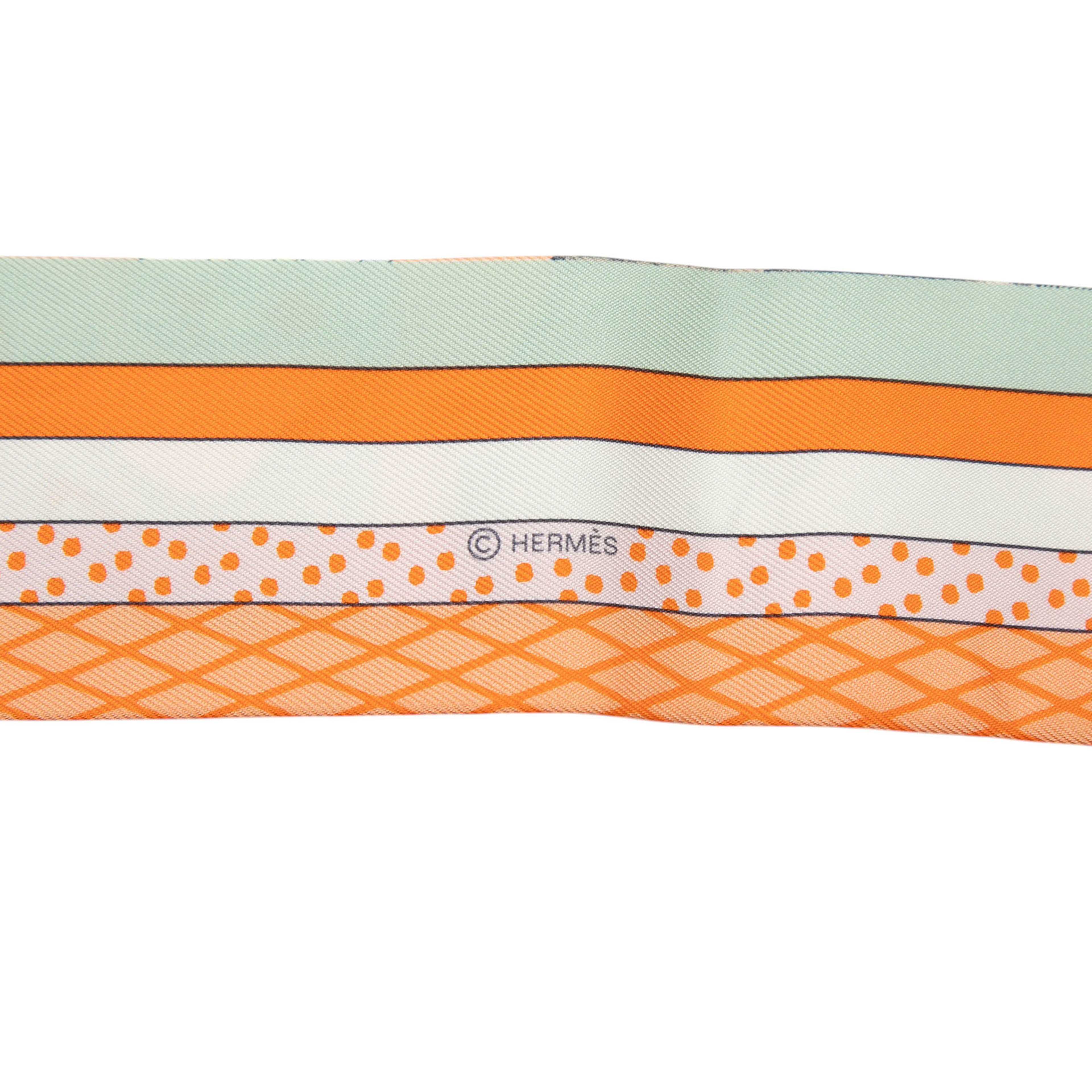 Hermès Grand Theatre Nouveau Silk Twilly Scarf, från Luxclusif, i färgen orange. Klicka för att öppna bilden i stort format