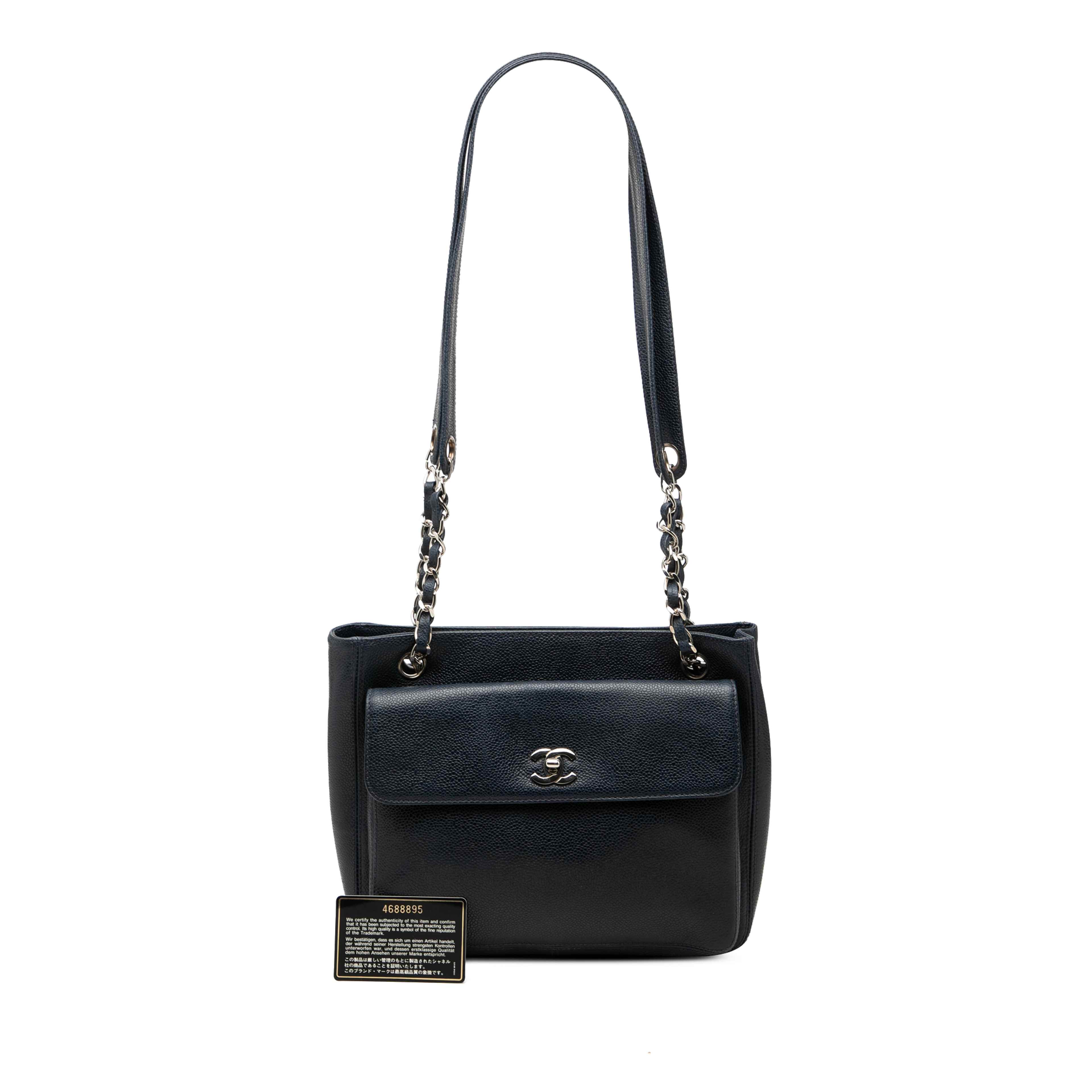 Chanel Cc Caviar Front Pocket Shoulder Bag, från Luxclusif, i färgen blå. Klicka för att öppna bilden i stort format