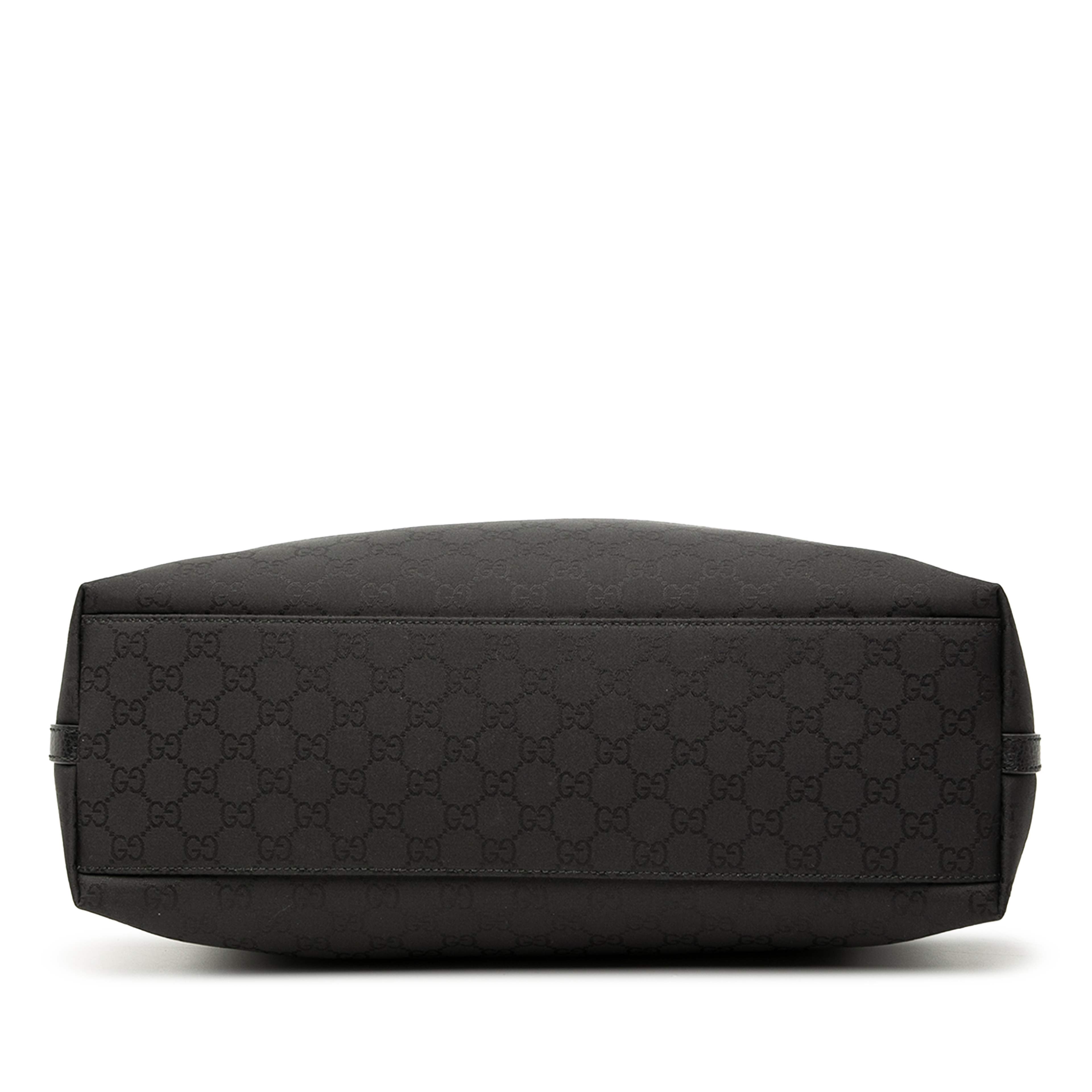 Gucci Gg Nylon Gifford Tote, från Luxclusif, i färgen black. Klicka för att öppna bilden i stort format