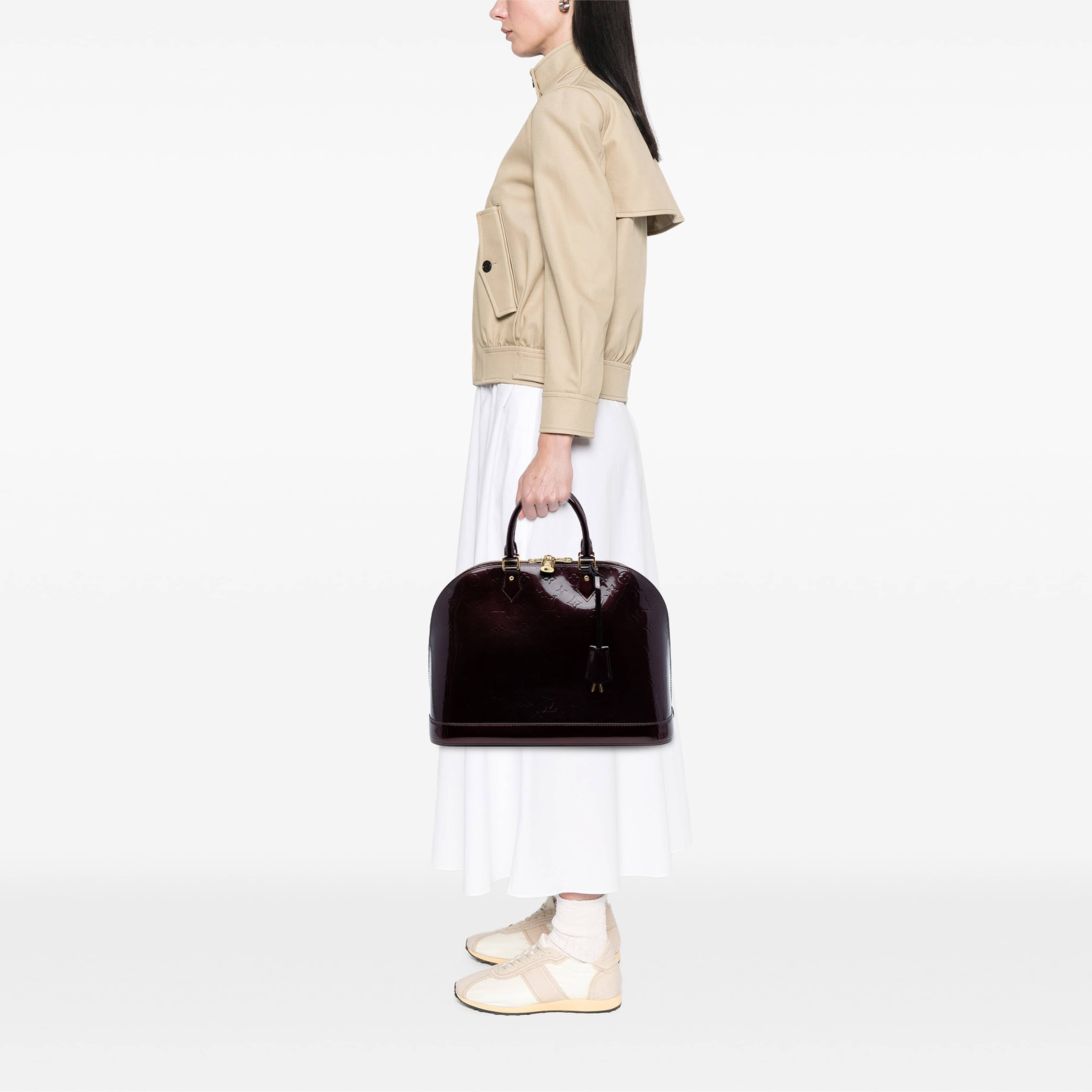 Louis Vuitton Monogram Vernis Alma Gm, från Luxclusif, i färgen purpur. Klicka för att öppna bilden i stort format