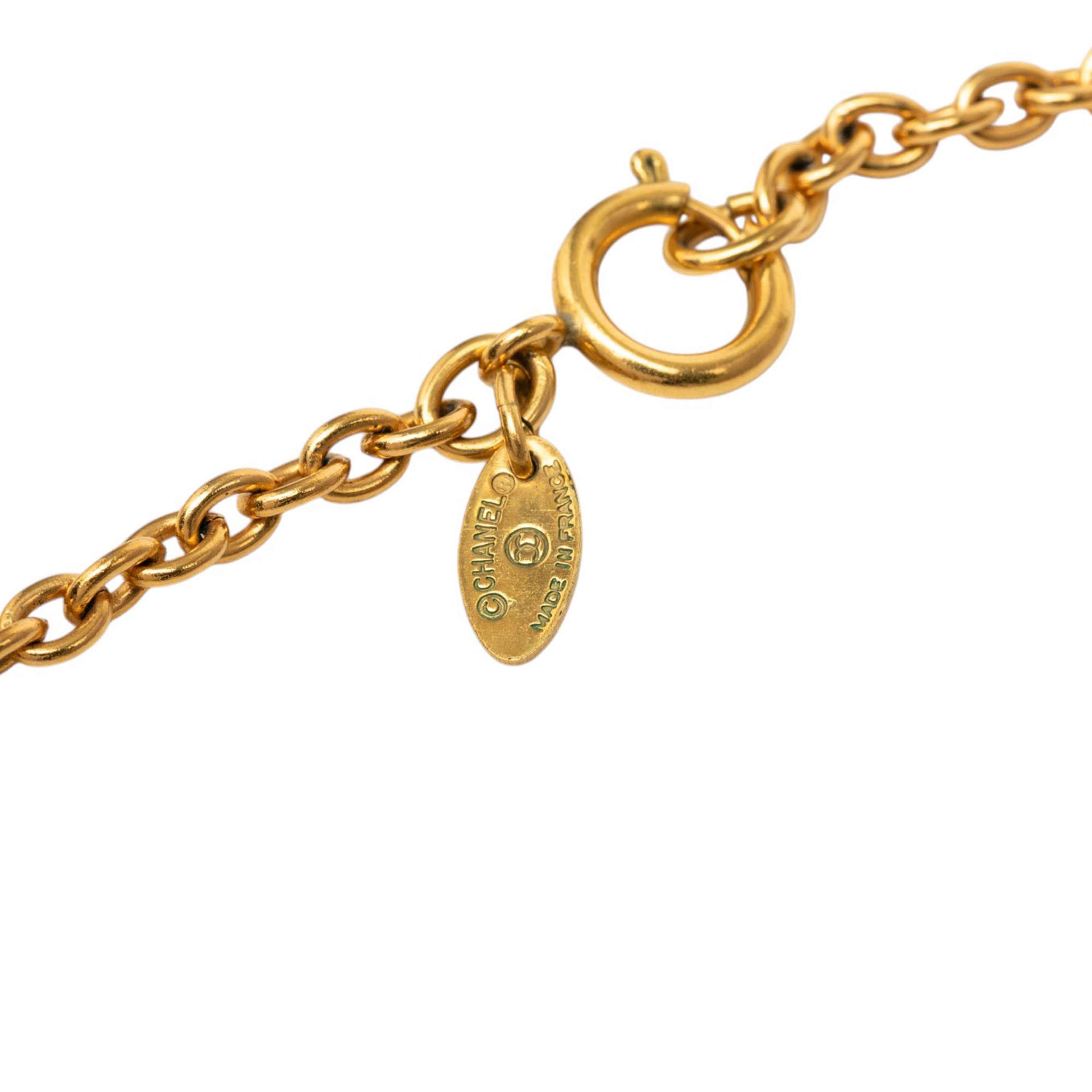 Chanel Cc Gold Plated Round Pendant Necklace, från Luxclusif, i färgen guld. Klicka för att öppna bilden i stort format