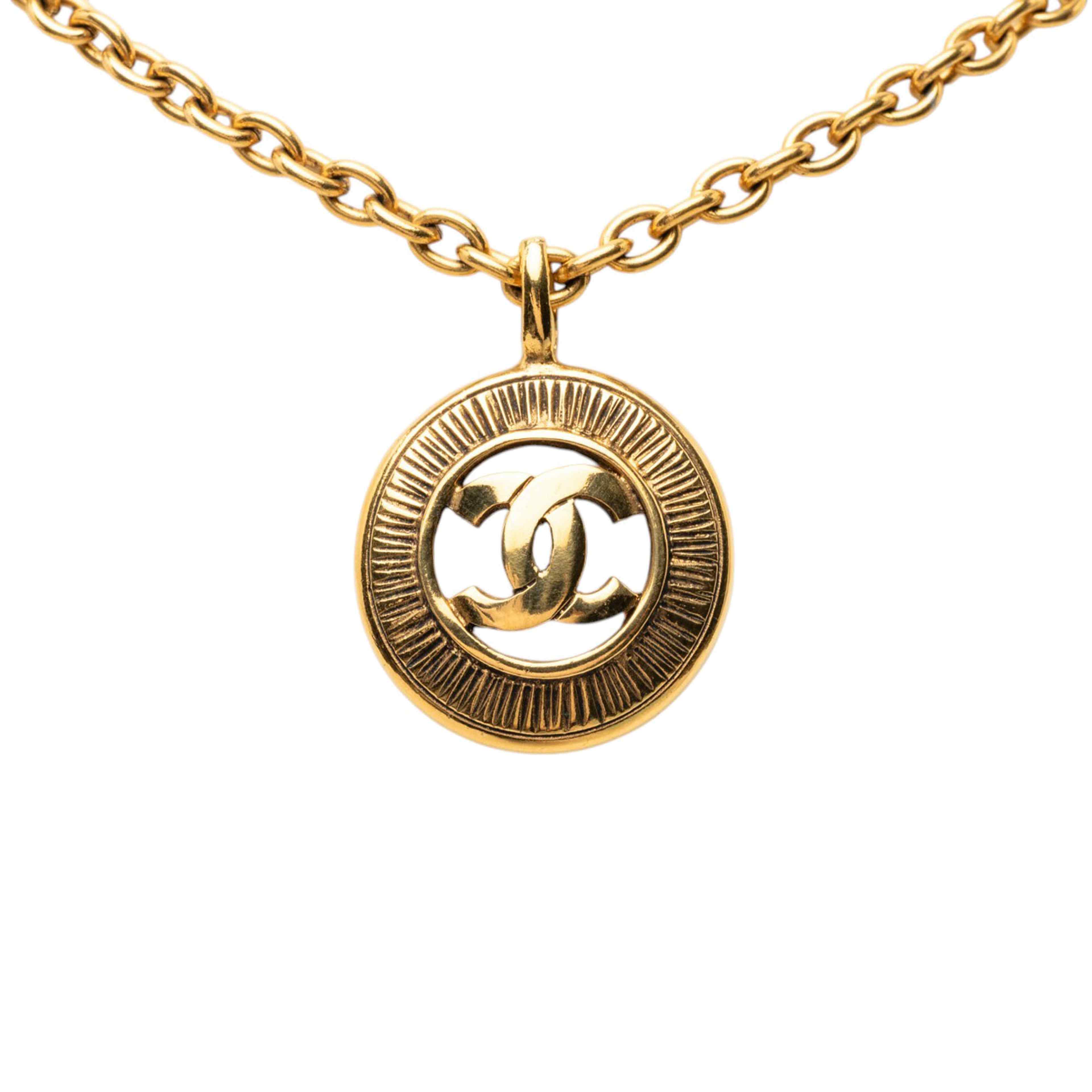 Chanel Cc Gold Plated Round Pendant Necklace, från Luxclusif, i färgen guld. Klicka för att öppna bilden i stort format