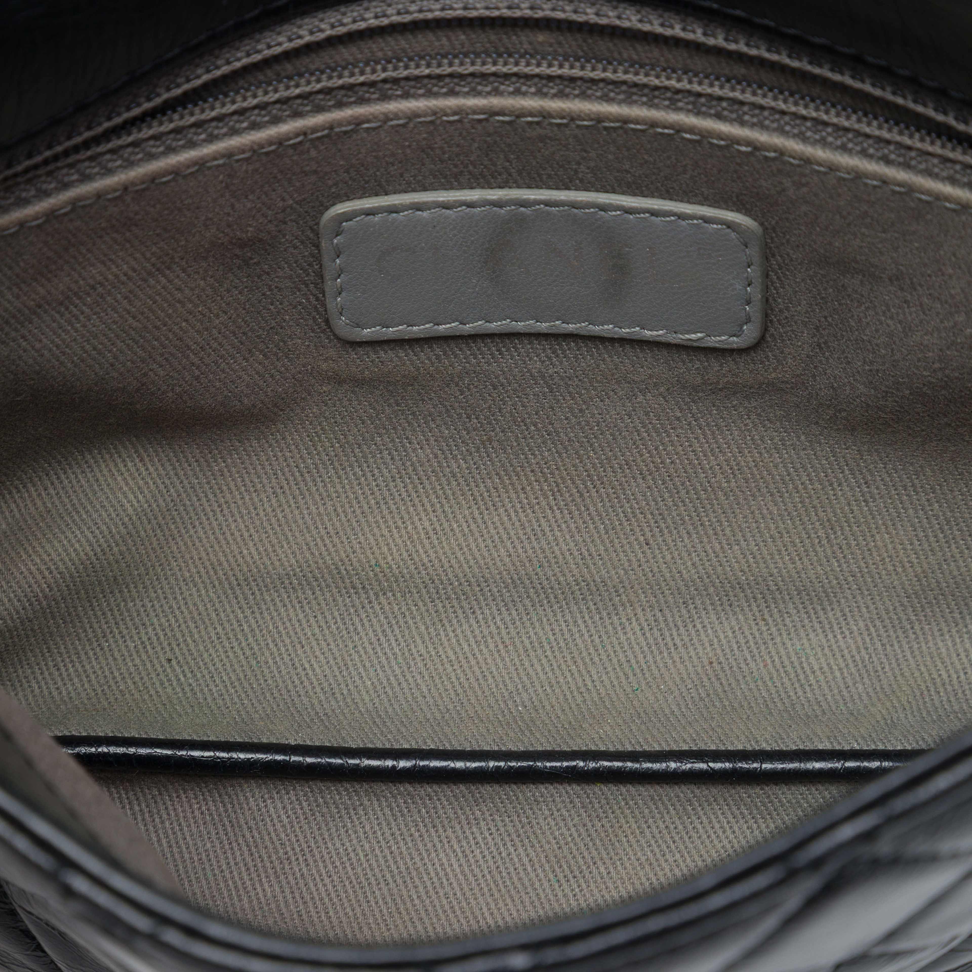 Chanel Cc Quilted Aged Calfskin Embossed Lax Flap, från Luxclusif, i färgen svart. Klicka för att öppna bilden i stort format