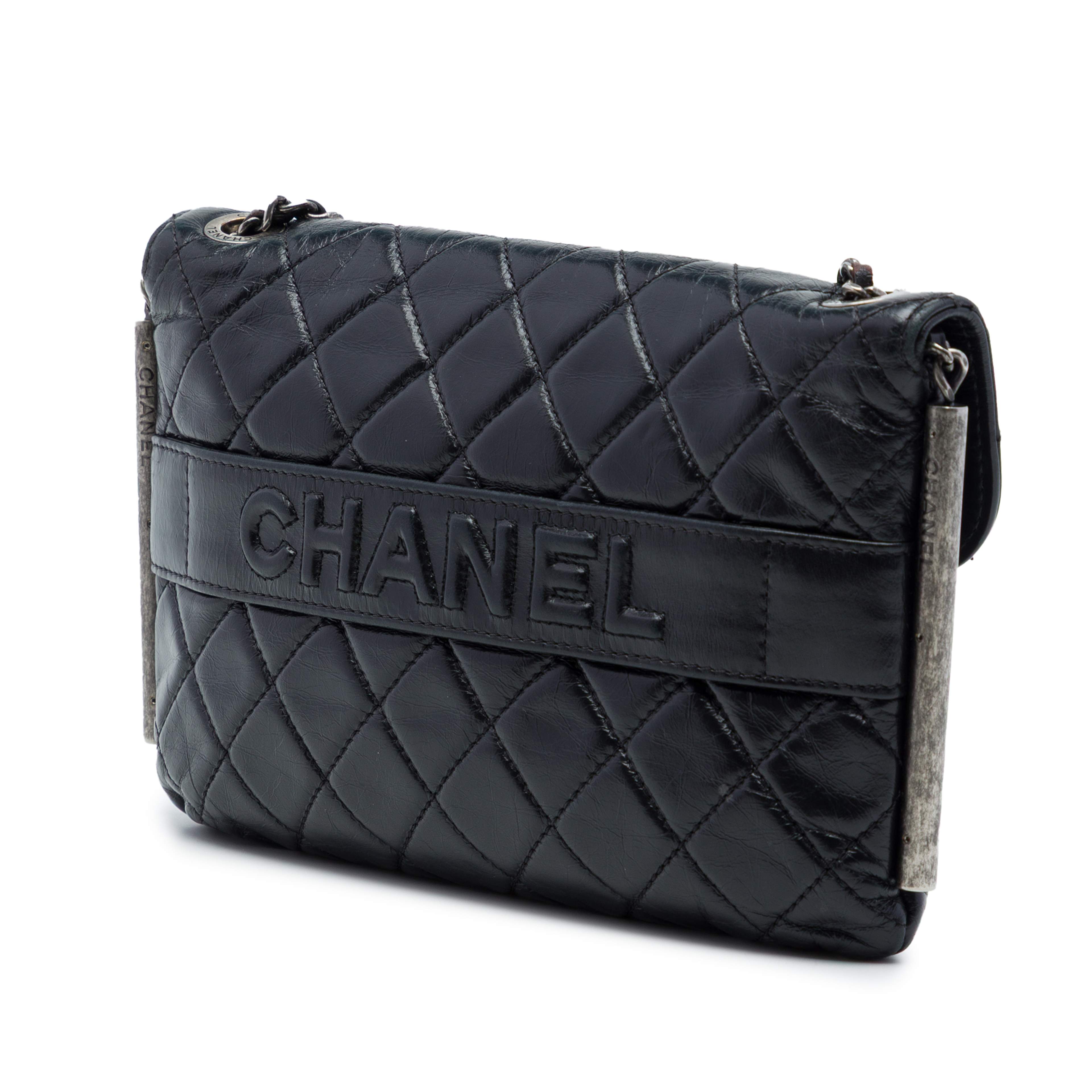 Chanel Cc Quilted Aged Calfskin Embossed Lax Flap, från Luxclusif, i färgen svart. Klicka för att öppna bilden i stort format