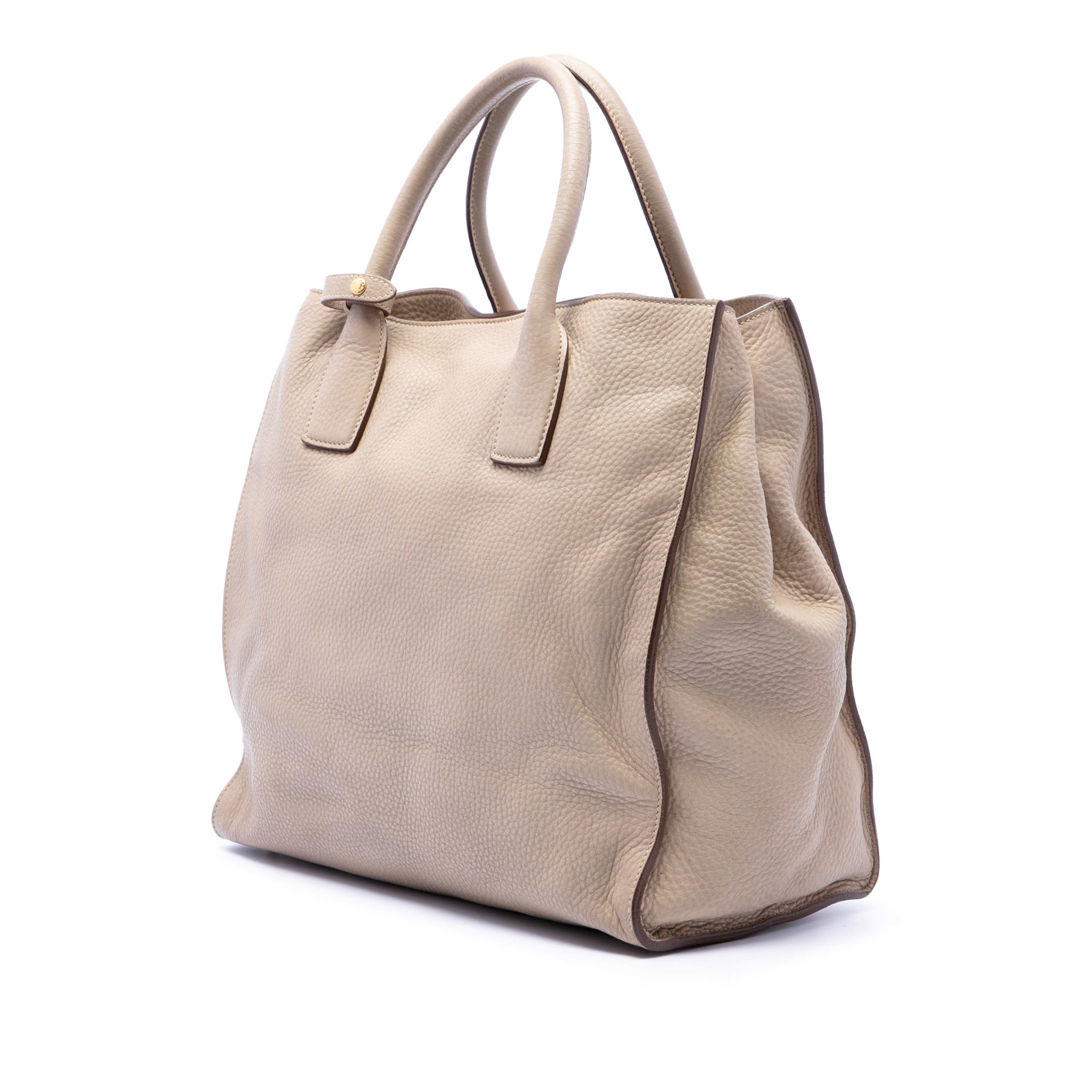 Prada Vitello Daino Open Convertible Tote, från Luxclusif, i färgen beige. Klicka för att öppna bilden i stort format