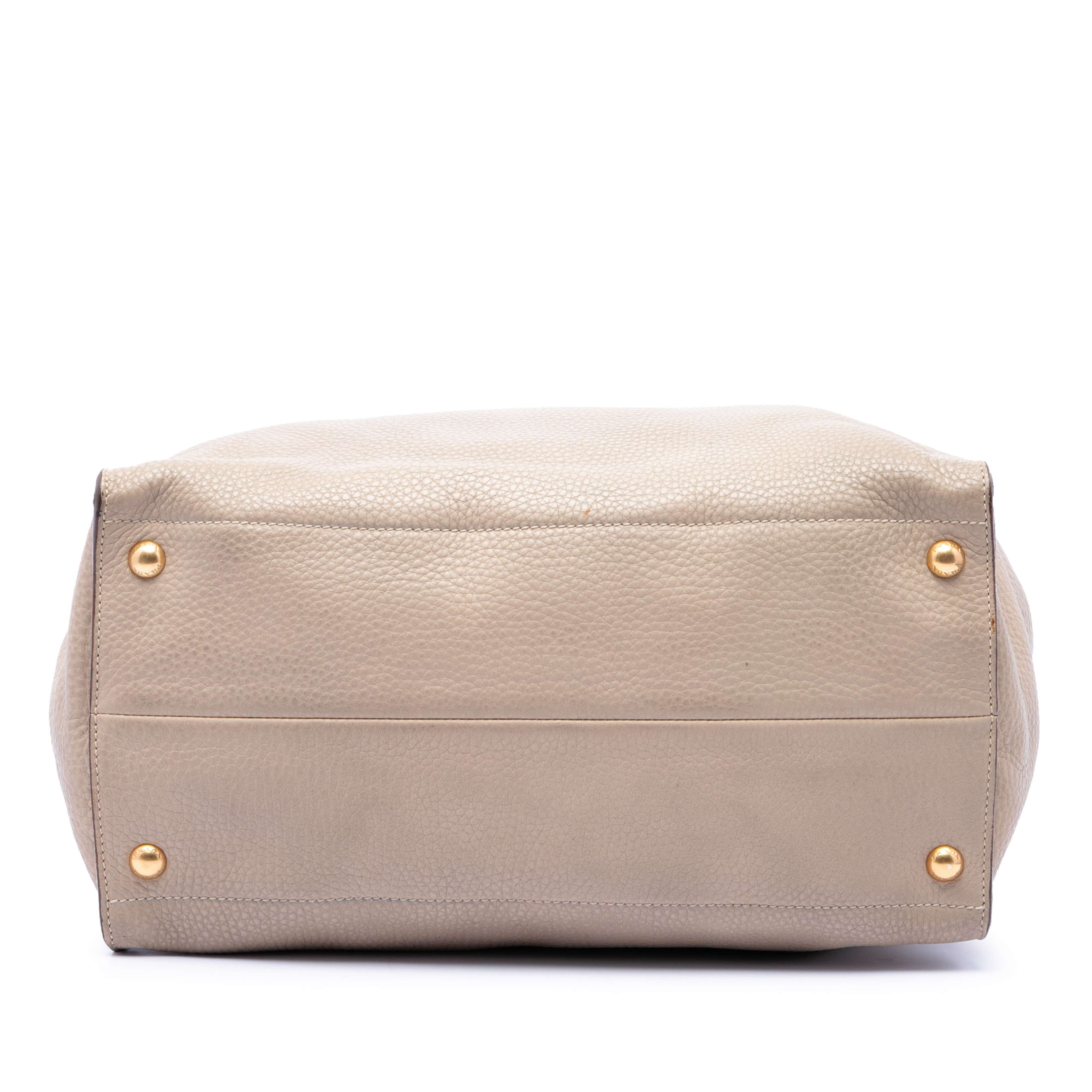 Prada Vitello Daino Open Convertible Tote, från Luxclusif, i färgen beige. Klicka för att öppna bilden i stort format