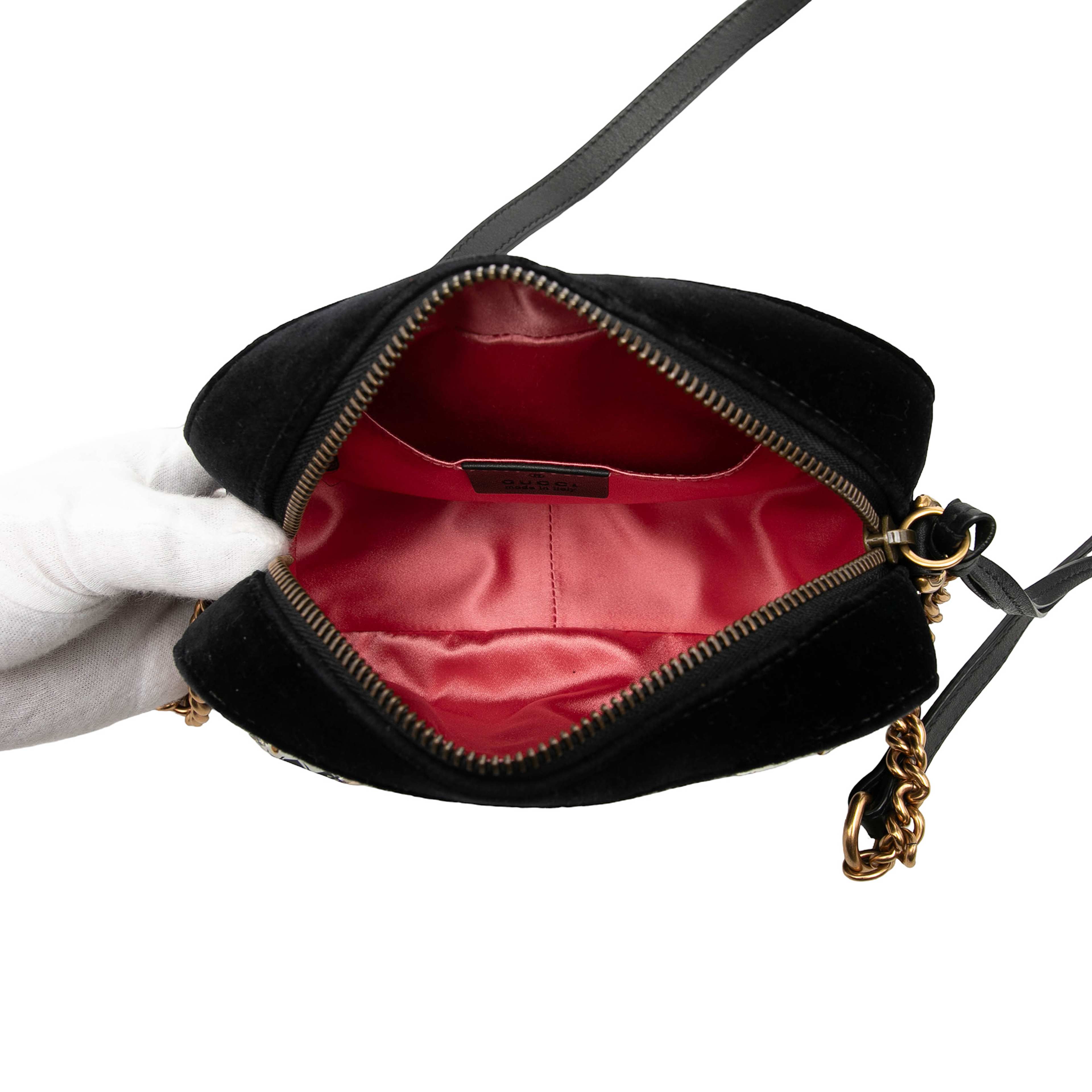 Gucci Mini Gg Marmont Crystal Embellished Matelasse Velvet Crossbody, från Luxclusif, i färgen black. Klicka för att öppna bilden i stort format