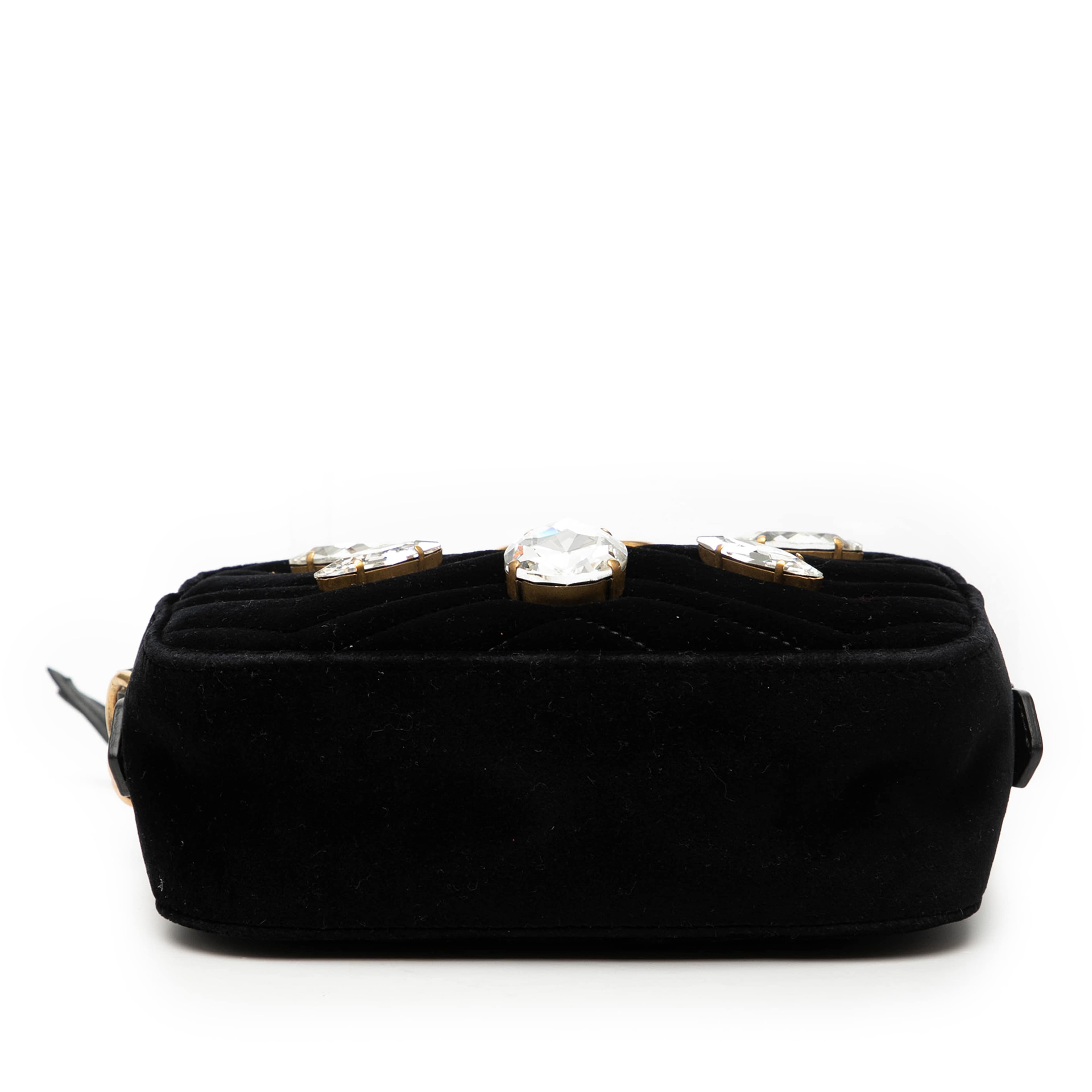 Gucci Mini Gg Marmont Crystal Embellished Matelasse Velvet Crossbody, från Luxclusif, i färgen black. Klicka för att öppna bilden i stort format
