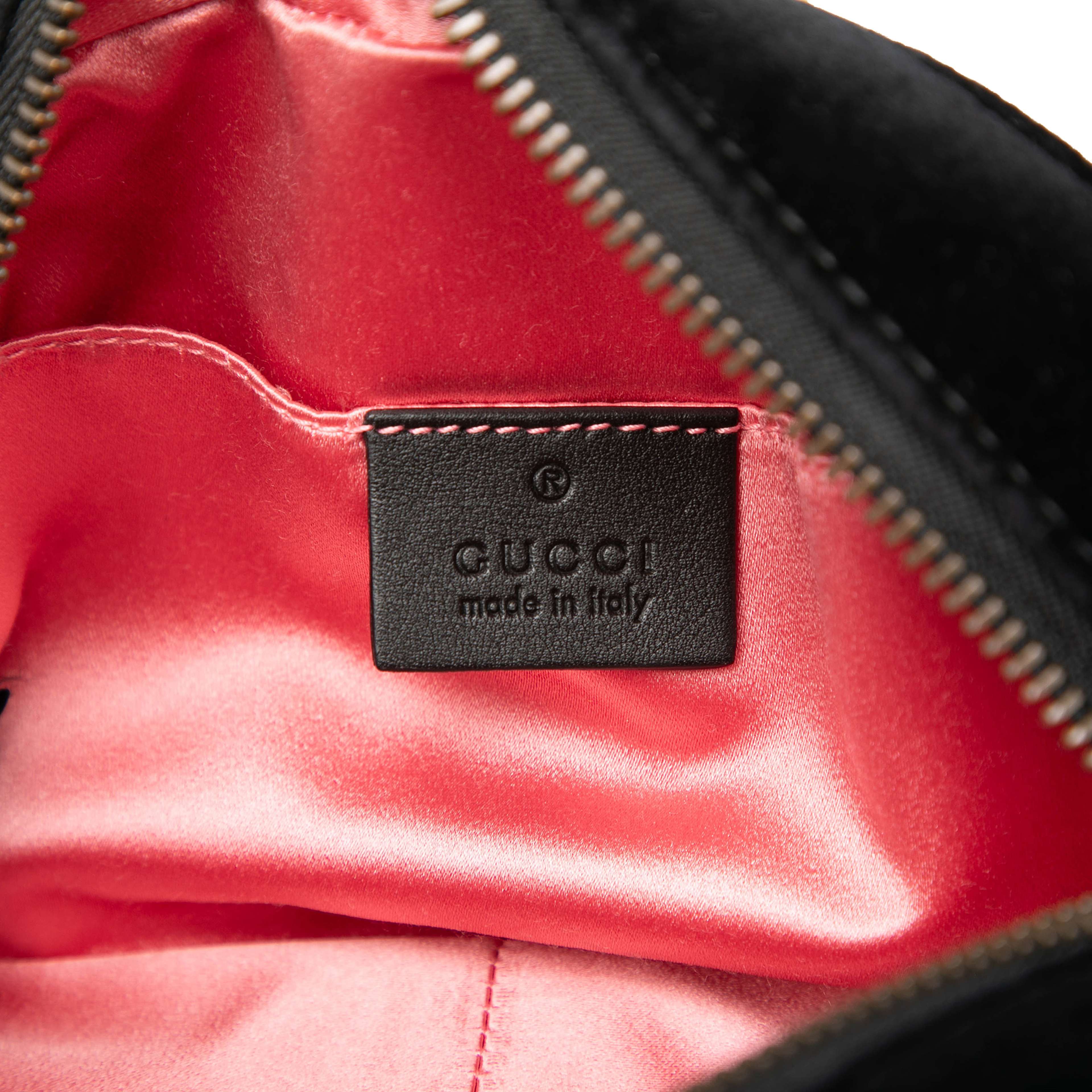 Gucci Mini Gg Marmont Crystal Embellished Matelasse Velvet Crossbody, från Luxclusif, i färgen black. Klicka för att öppna bilden i stort format