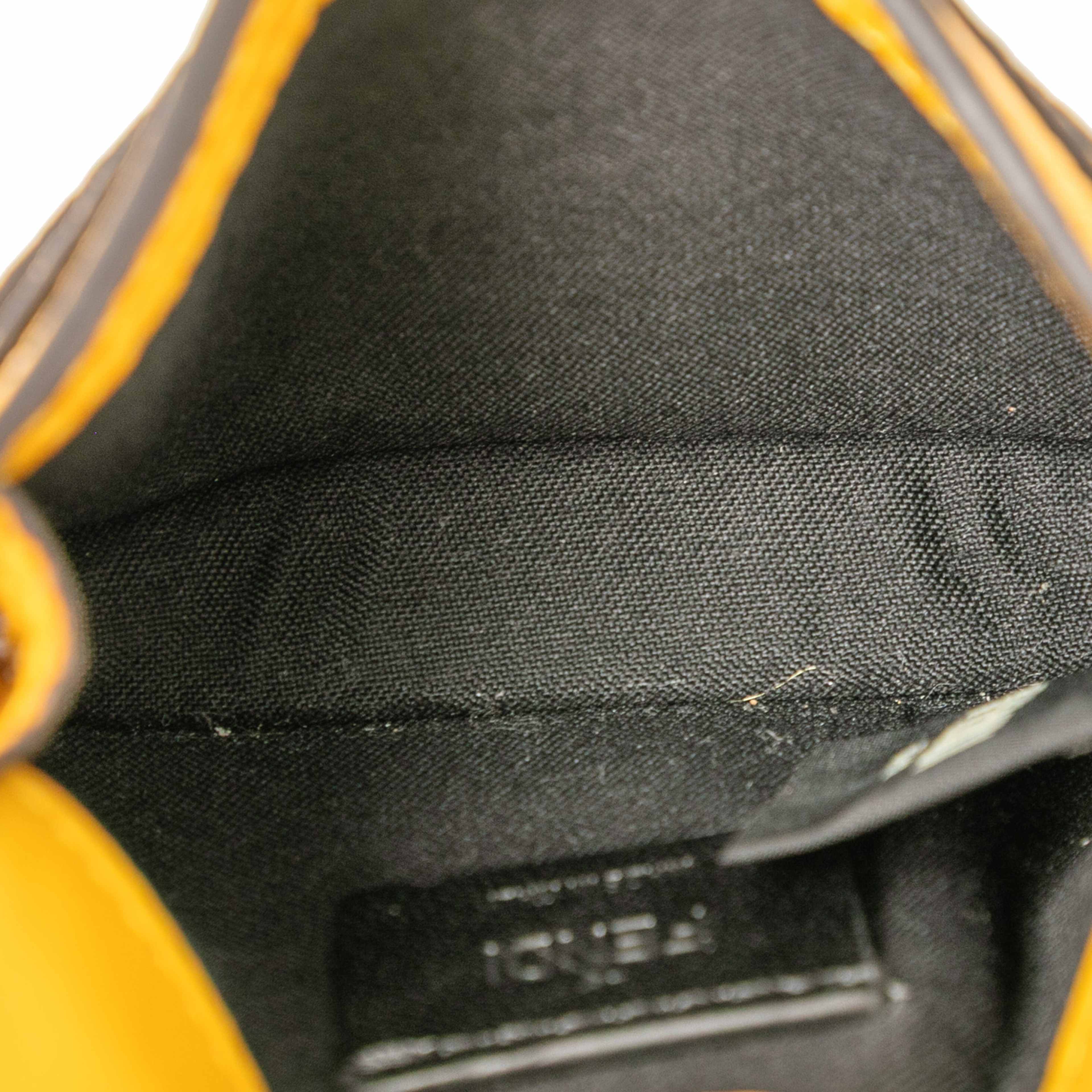 Fendi Micro Leather Flat Baguette Crossbody, från Luxclusif, i färgen yellow. Klicka för att öppna bilden i stort format