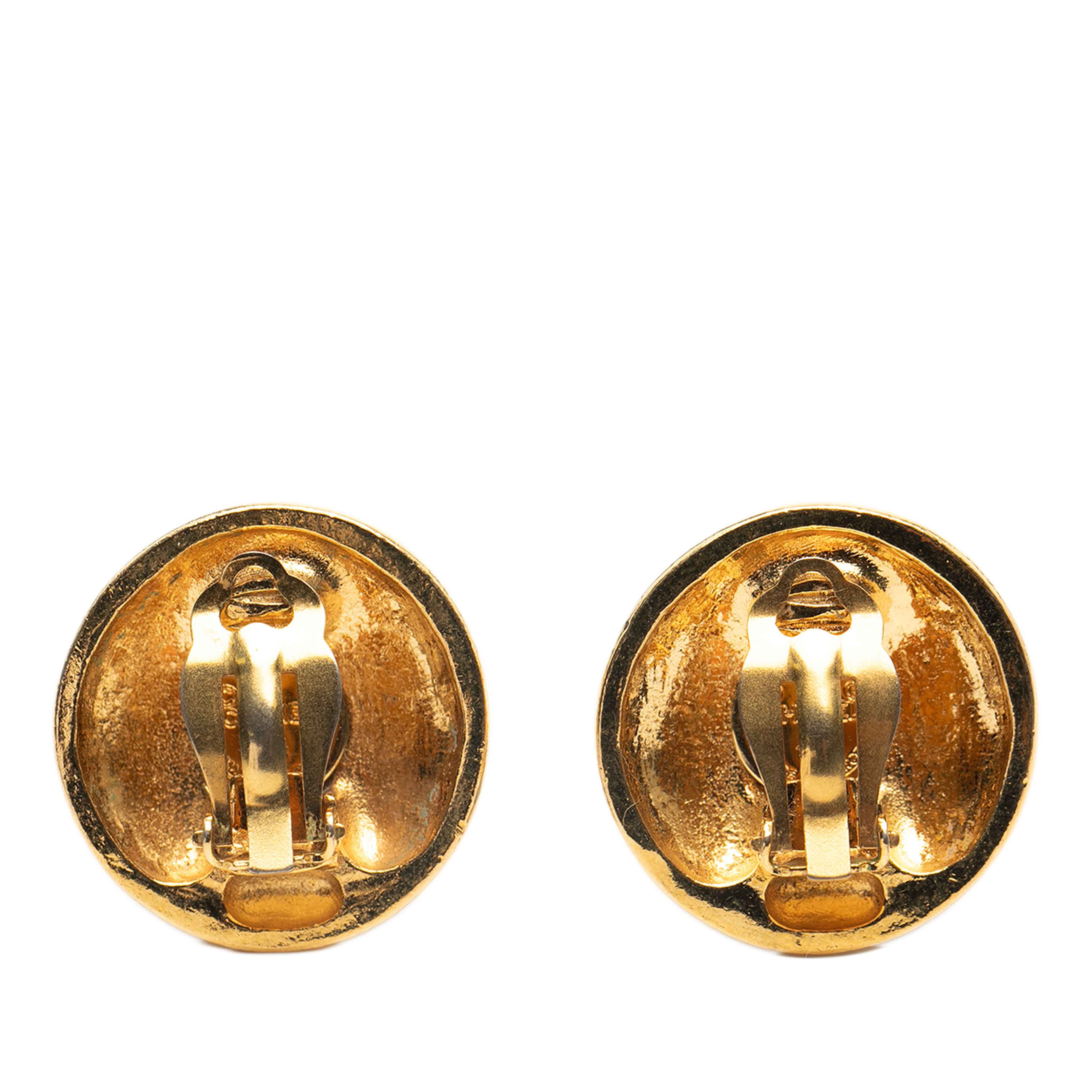 Chanel Gold Plated Logo Round Clip On Earrings, från Luxclusif, i färgen gold. Klicka för att öppna bilden i stort format