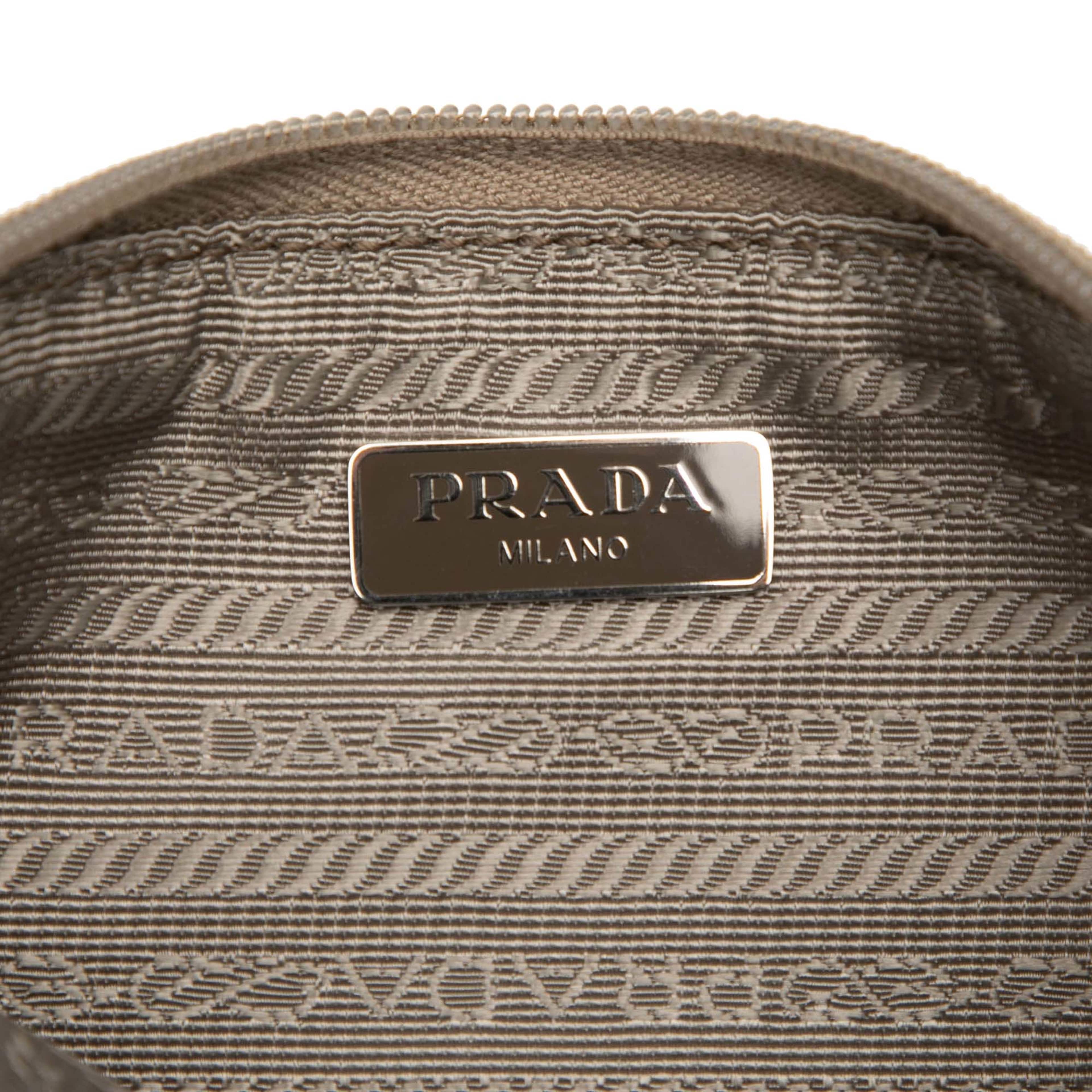 Prada Tessuto Clutch, från Luxclusif, i färgen taupe. Klicka för att öppna bilden i stort format