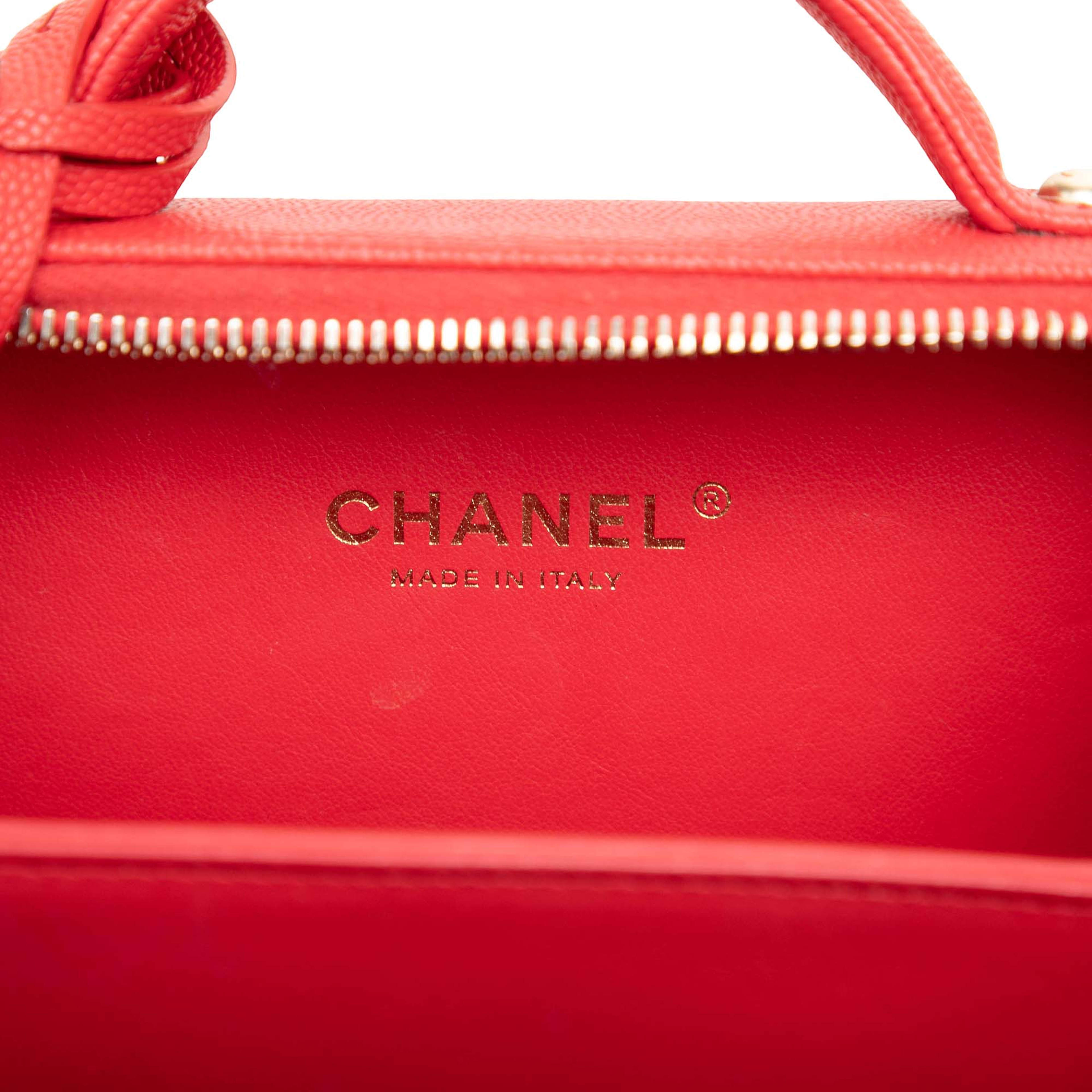 Chanel Small Caviar Cc Filigree Vanity Case, från Luxclusif, i färgen röd. Klicka för att öppna bilden i stort format