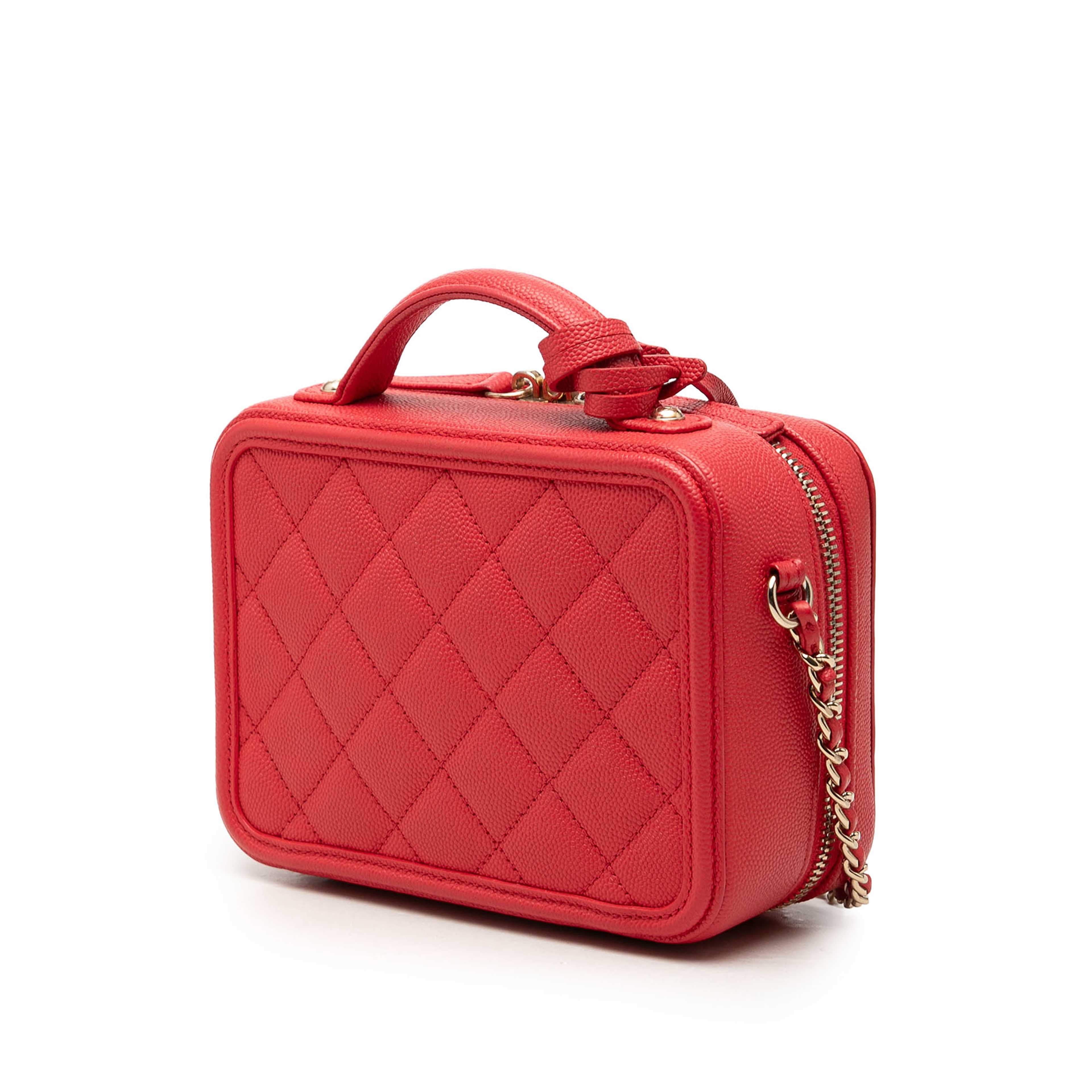 Chanel Small Caviar Cc Filigree Vanity Case, från Luxclusif, i färgen röd. Klicka för att öppna bilden i stort format