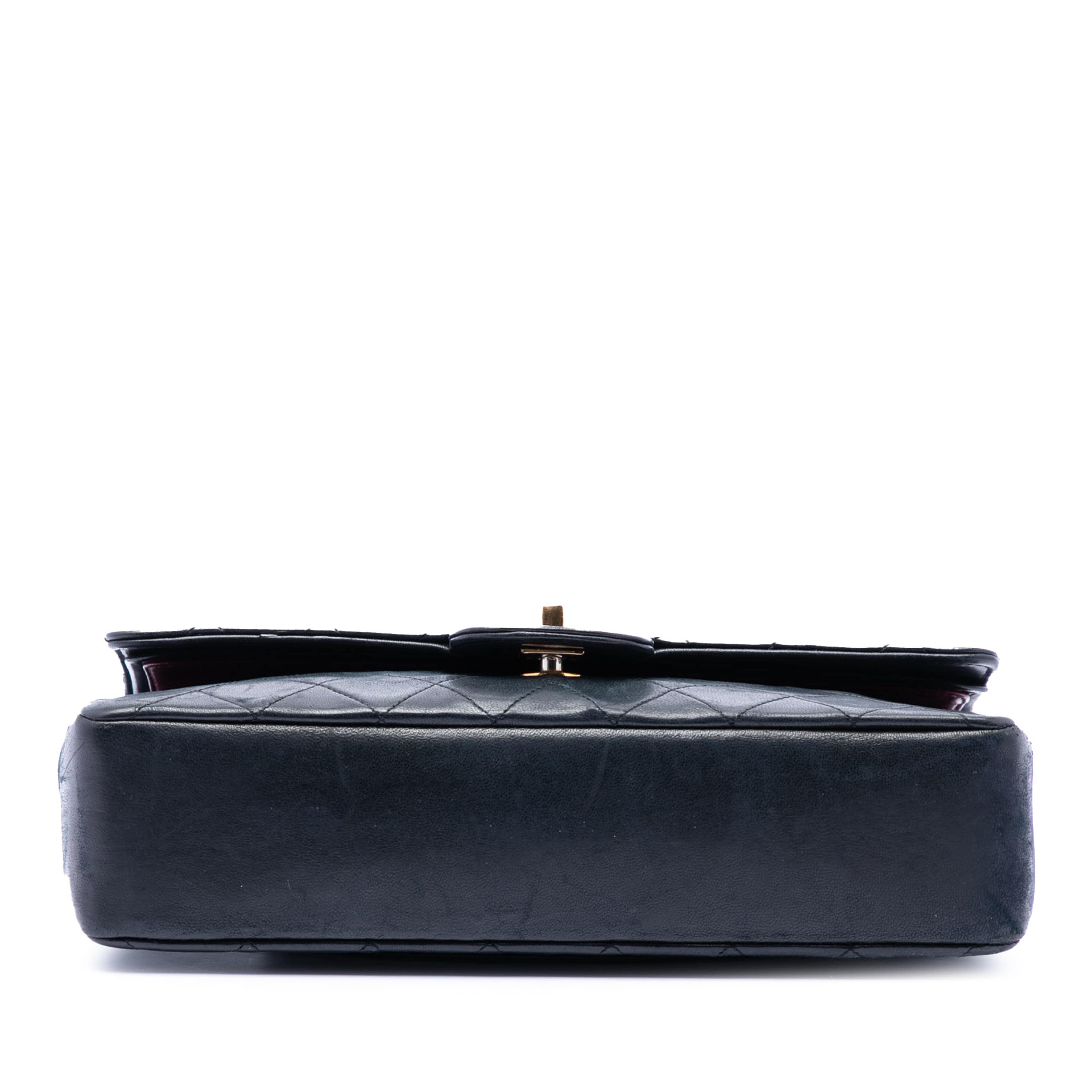 Chanel Medium Classic Lambskin Double Flap, från Luxclusif, i färgen black. Klicka för att öppna bilden i stort format