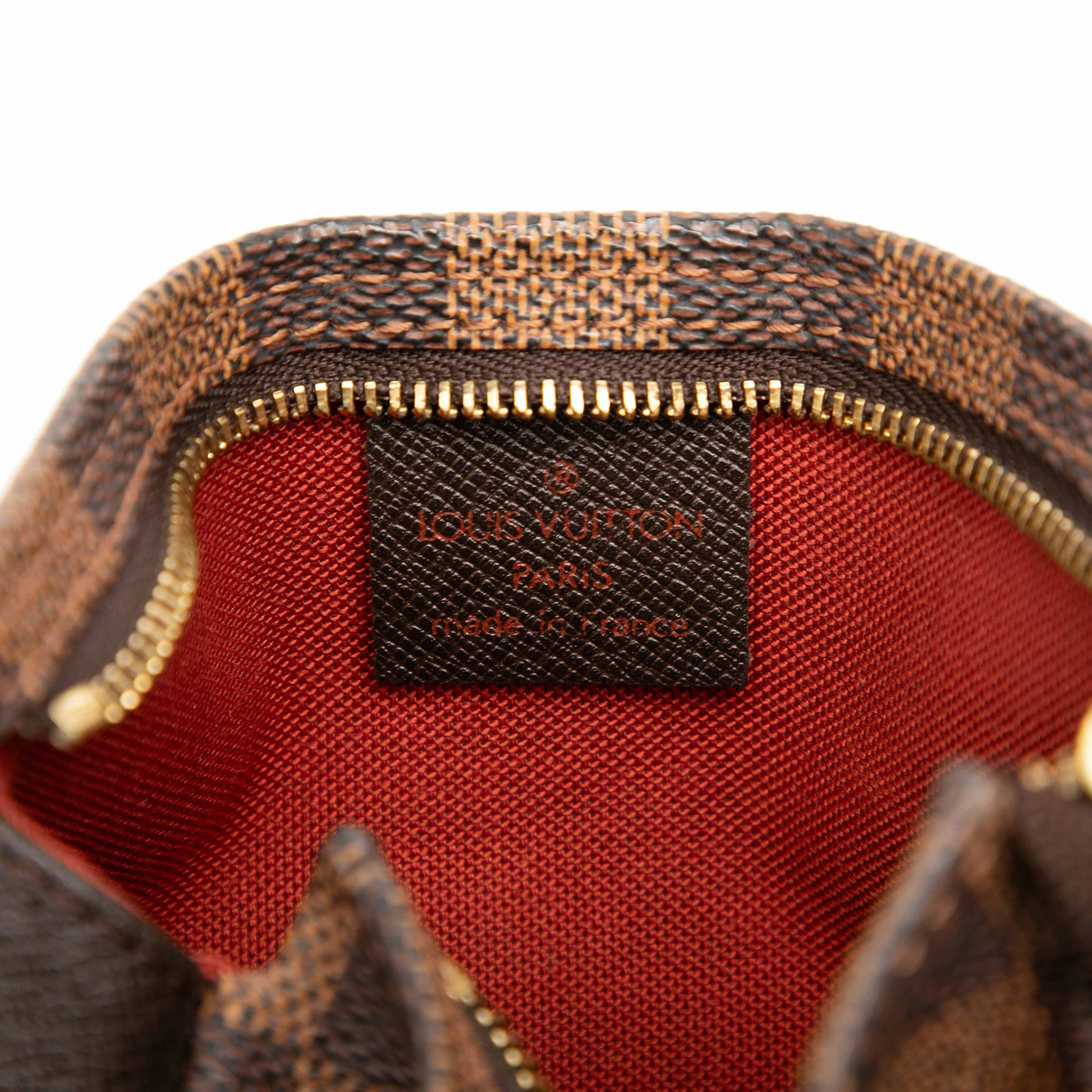 Louis Vuitton Damier Ebene Trousse Pochette, från Luxclusif, i färgen brown. Klicka för att öppna bilden i stort format