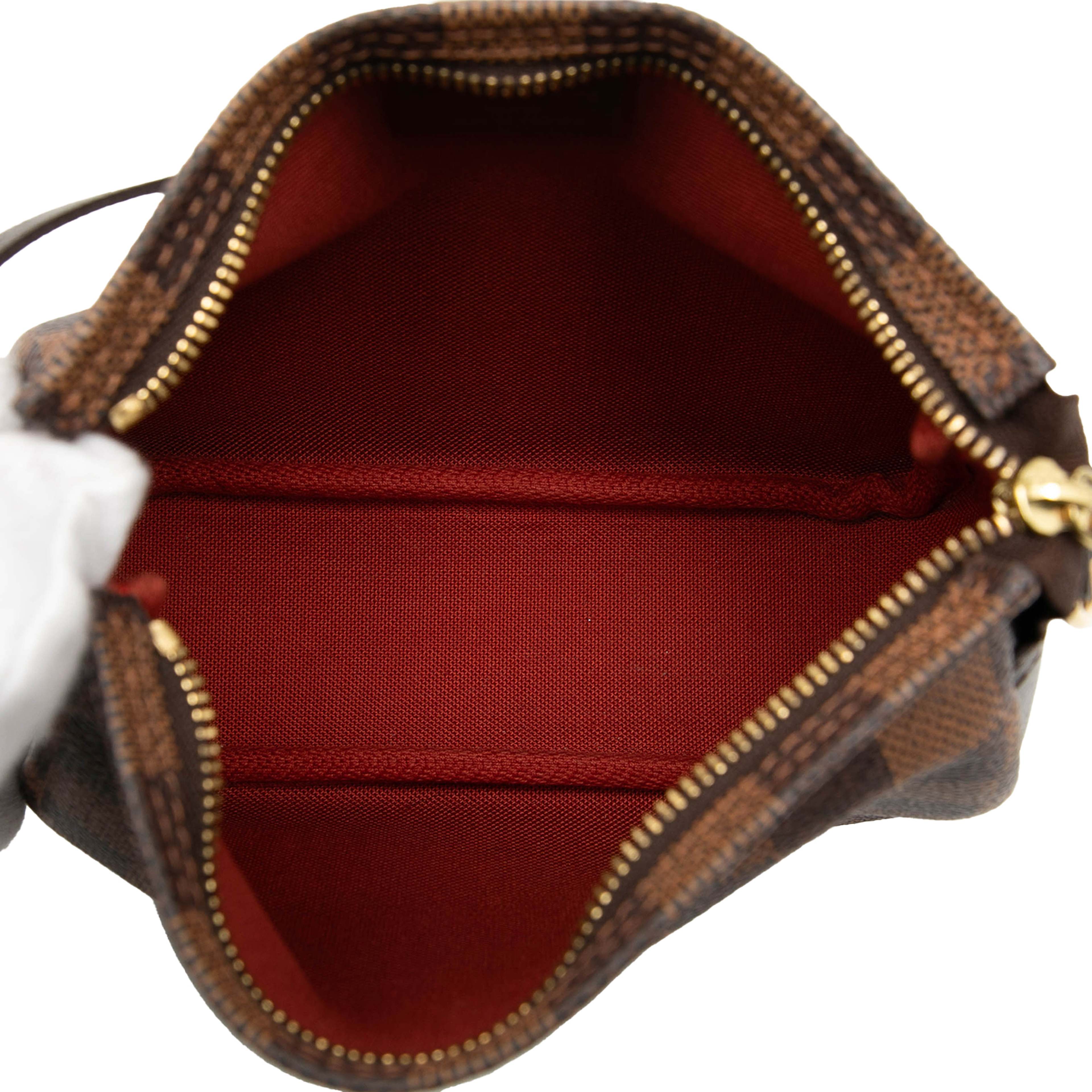 Louis Vuitton Damier Ebene Trousse Pochette, från Luxclusif, i färgen brown. Klicka för att öppna bilden i stort format