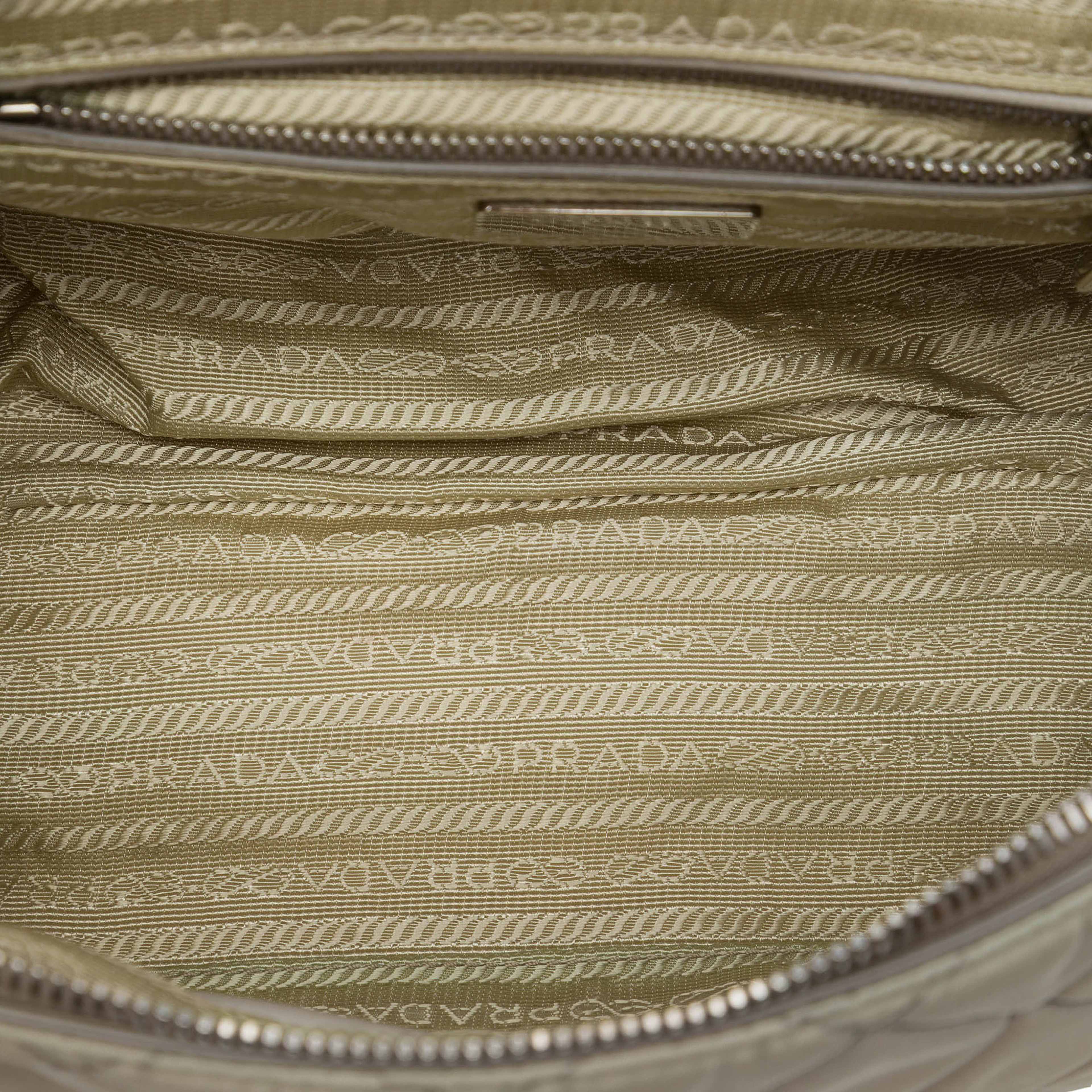 Prada Impuntu Tessuto Chain Flap Crossbody, från Luxclusif, i färgen brun. Klicka för att öppna bilden i stort format