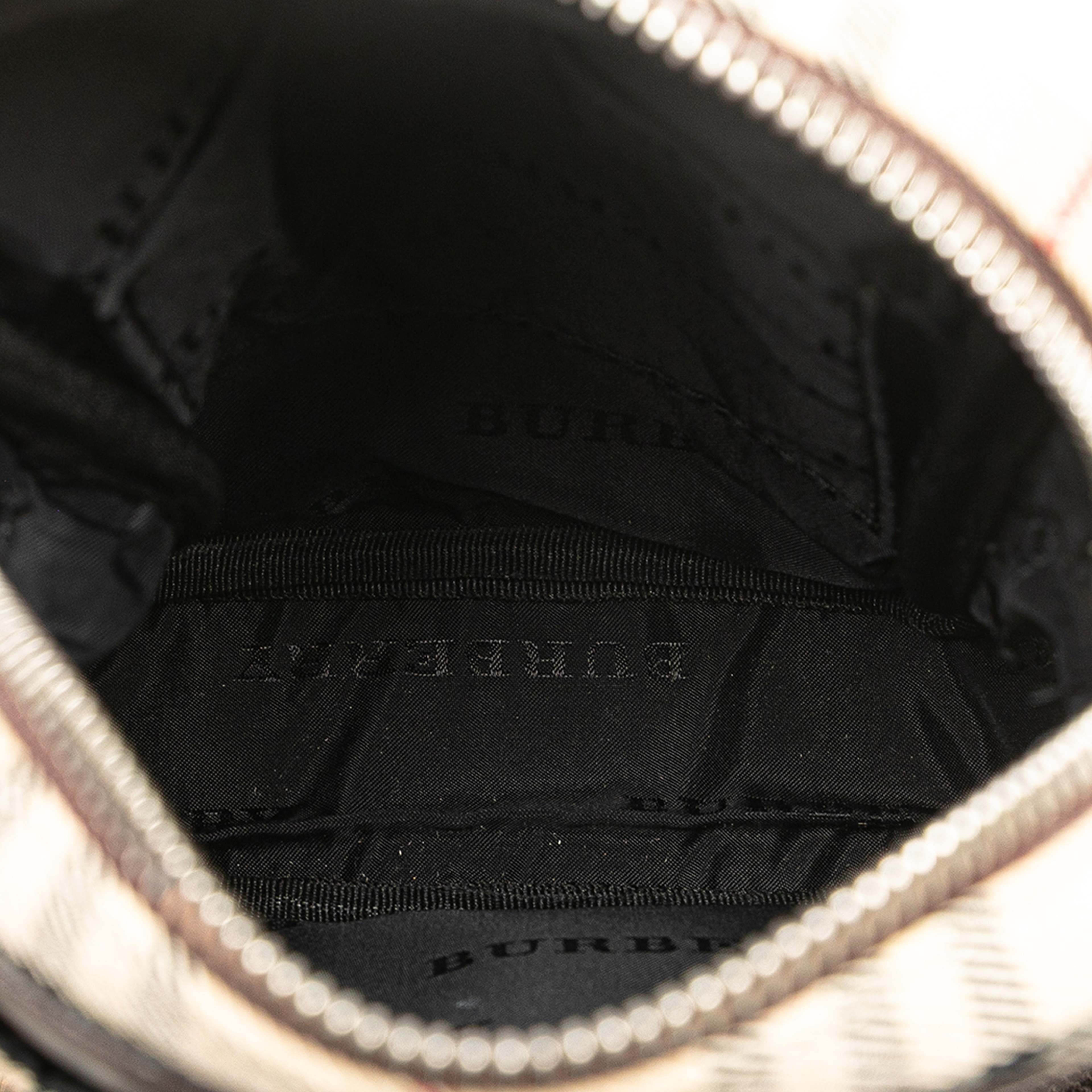 Burberry House Check Canvas Crossbody, från Luxclusif, i färgen beige. Klicka för att öppna bilden i stort format