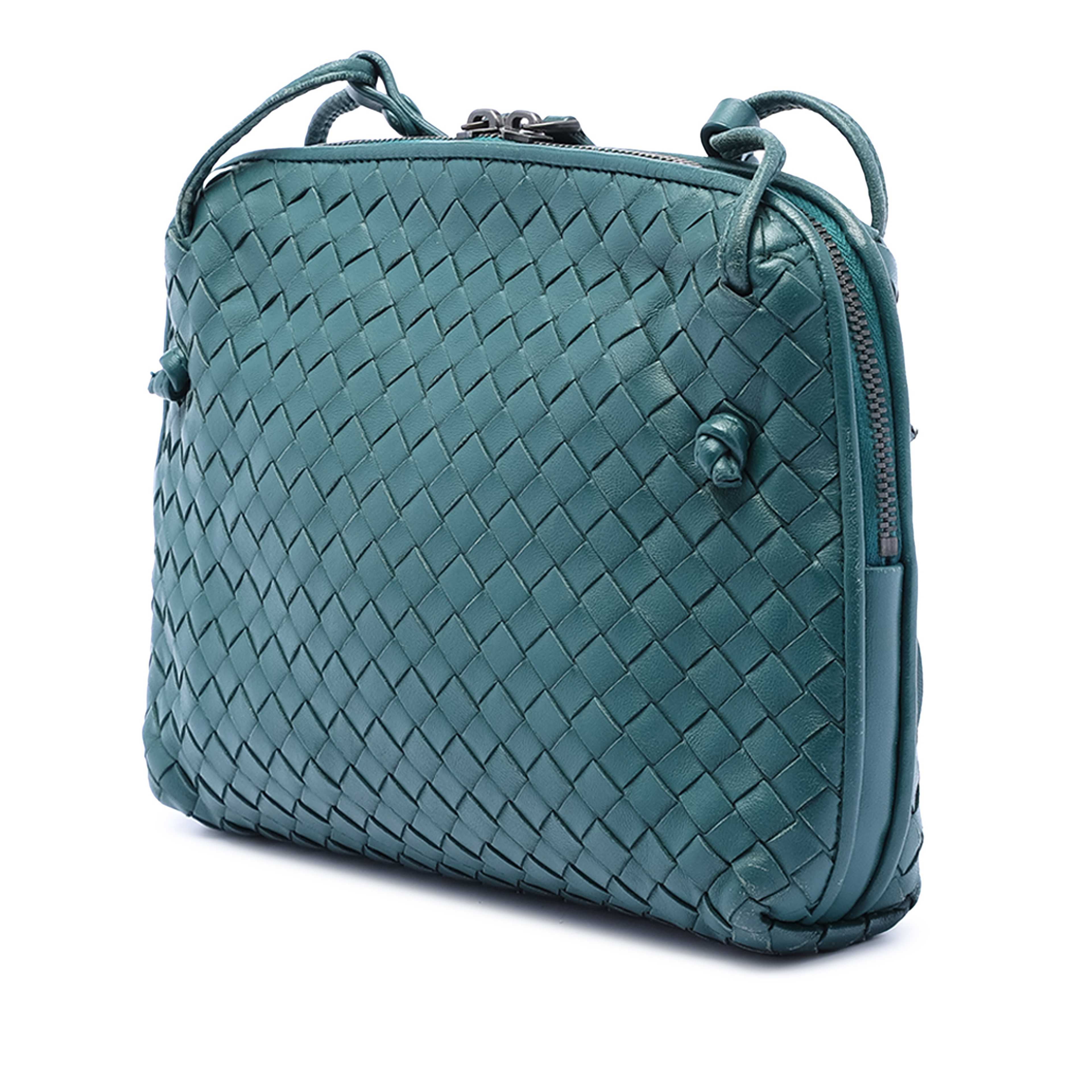 Bottega Veneta Nappa Intrecciato Nodini Crossbody, från Luxclusif, i färgen peacock. Klicka för att öppna bilden i stort format