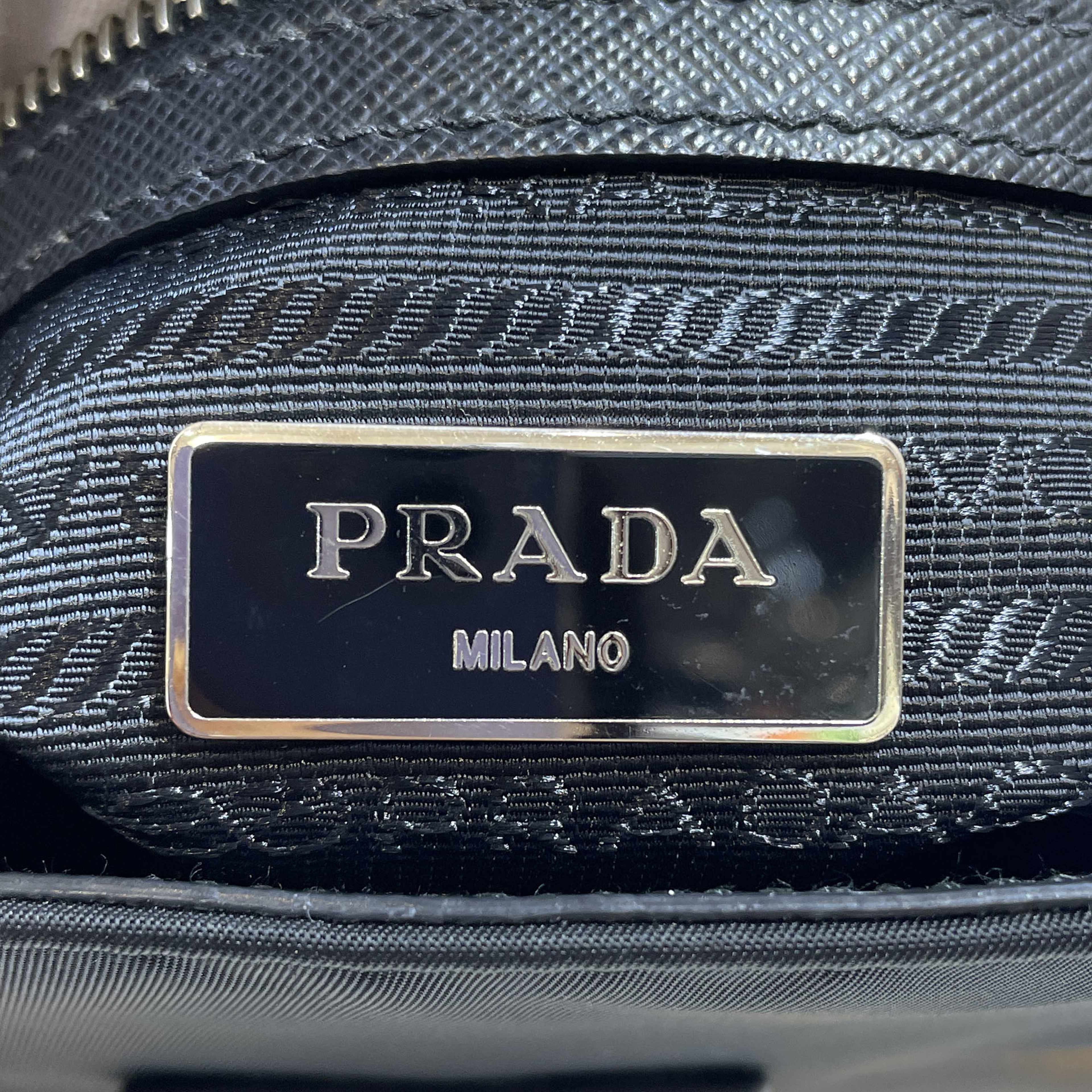 Prada Tartan Saffiano Trimmed Tessuto Satchel, från Luxclusif, i färgen black. Klicka för att öppna bilden i stort format