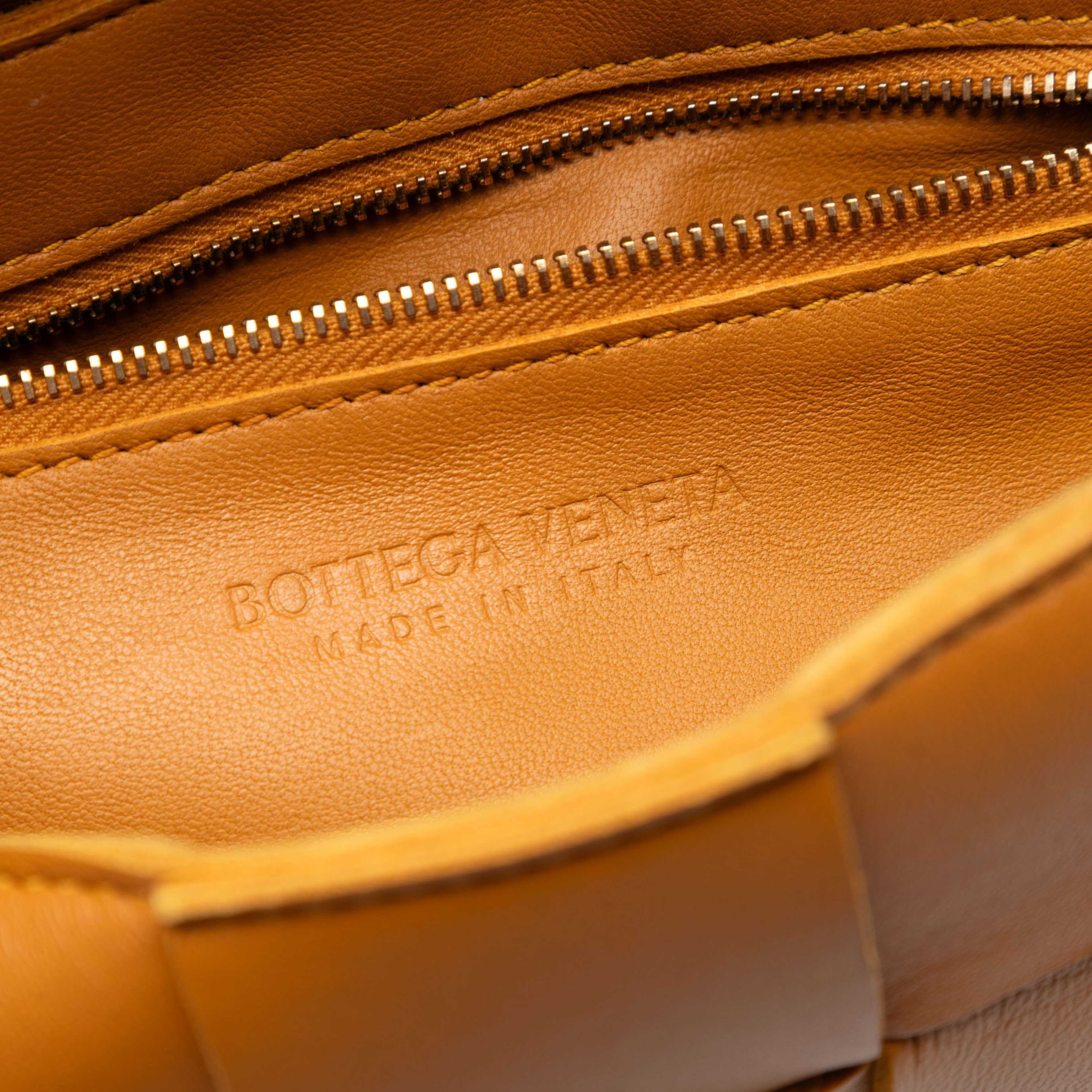 Bottega Veneta Nappa Intrecciato Cassette Crossbody, från Luxclusif, i färgen camel. Klicka för att öppna bilden i stort format