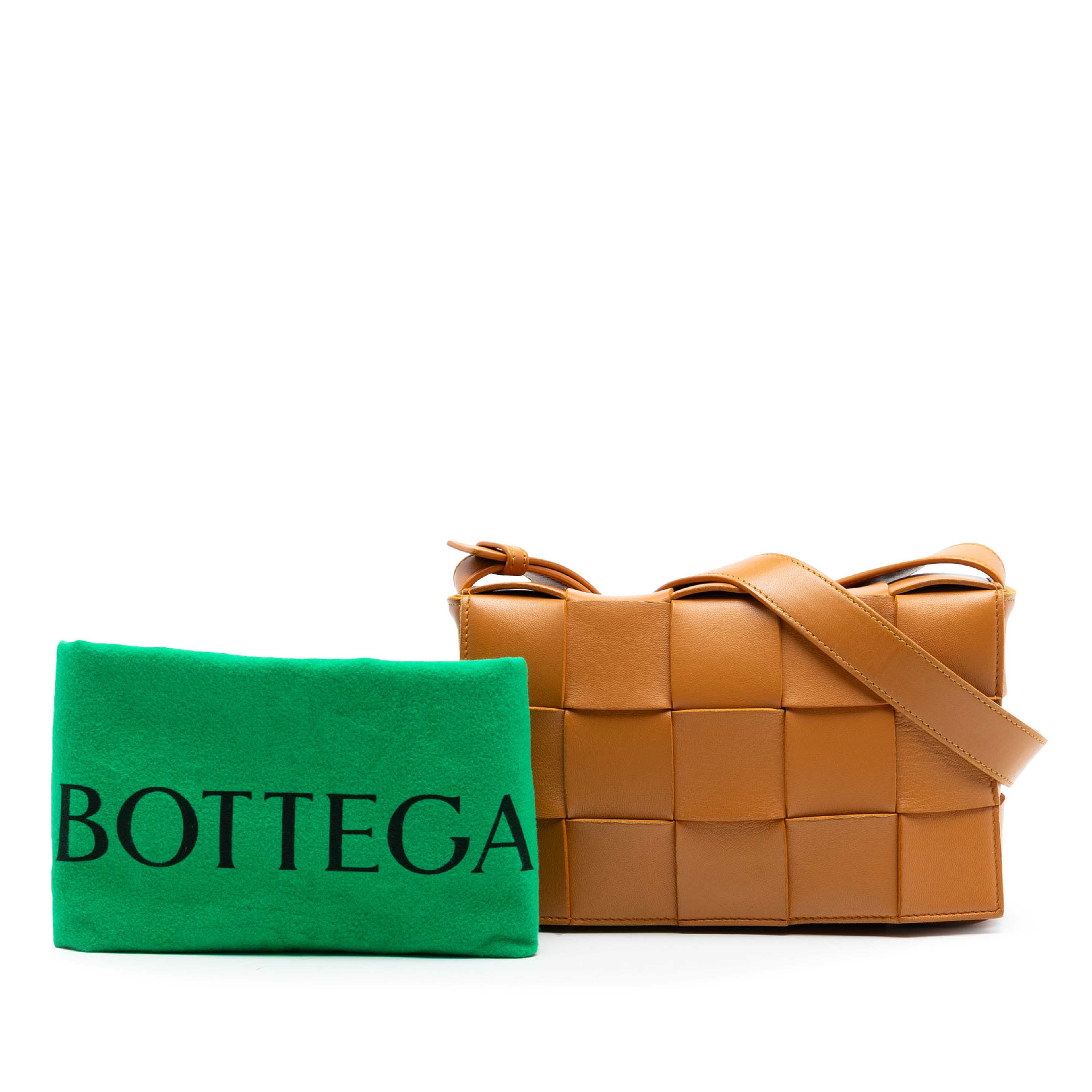 Bottega Veneta Nappa Intrecciato Cassette Crossbody, från Luxclusif, i färgen brun. Klicka för att öppna bilden i stort format