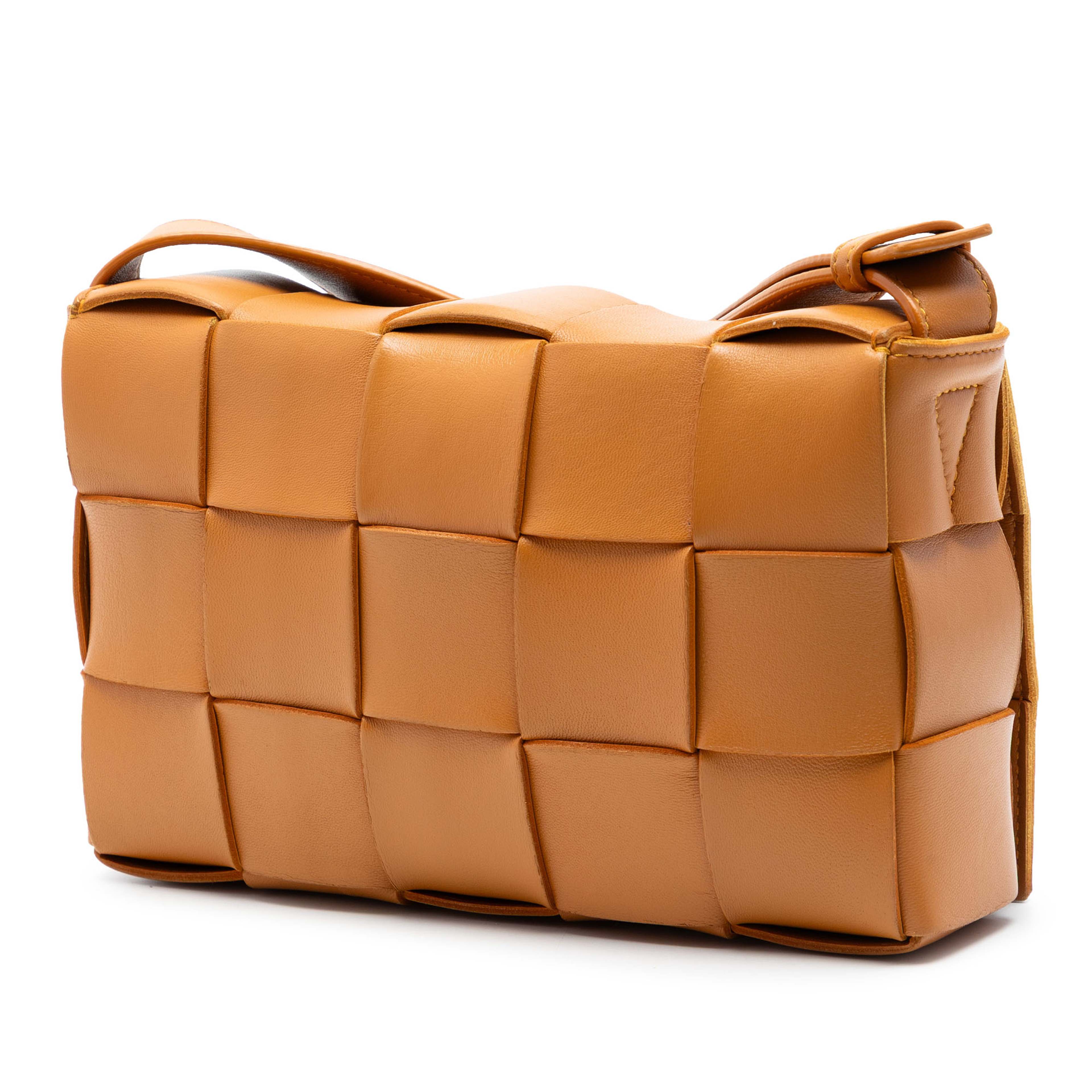 Bottega Veneta Nappa Intrecciato Cassette Crossbody, från Luxclusif, i färgen brun. Klicka för att öppna bilden i stort format