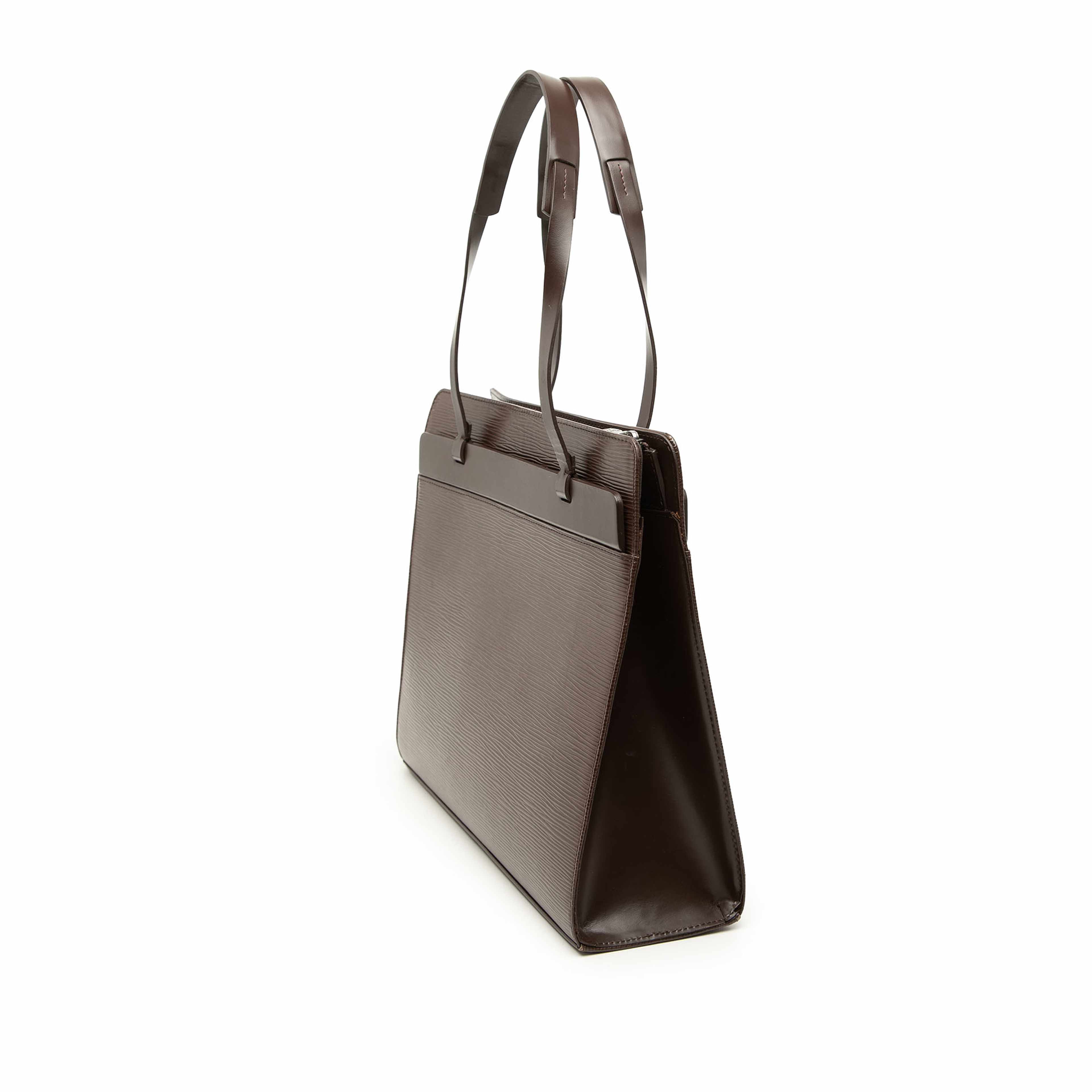 Louis Vuitton Epi Croisette Pm, från Luxclusif, i färgen dark brown. Klicka för att öppna bilden i stort format