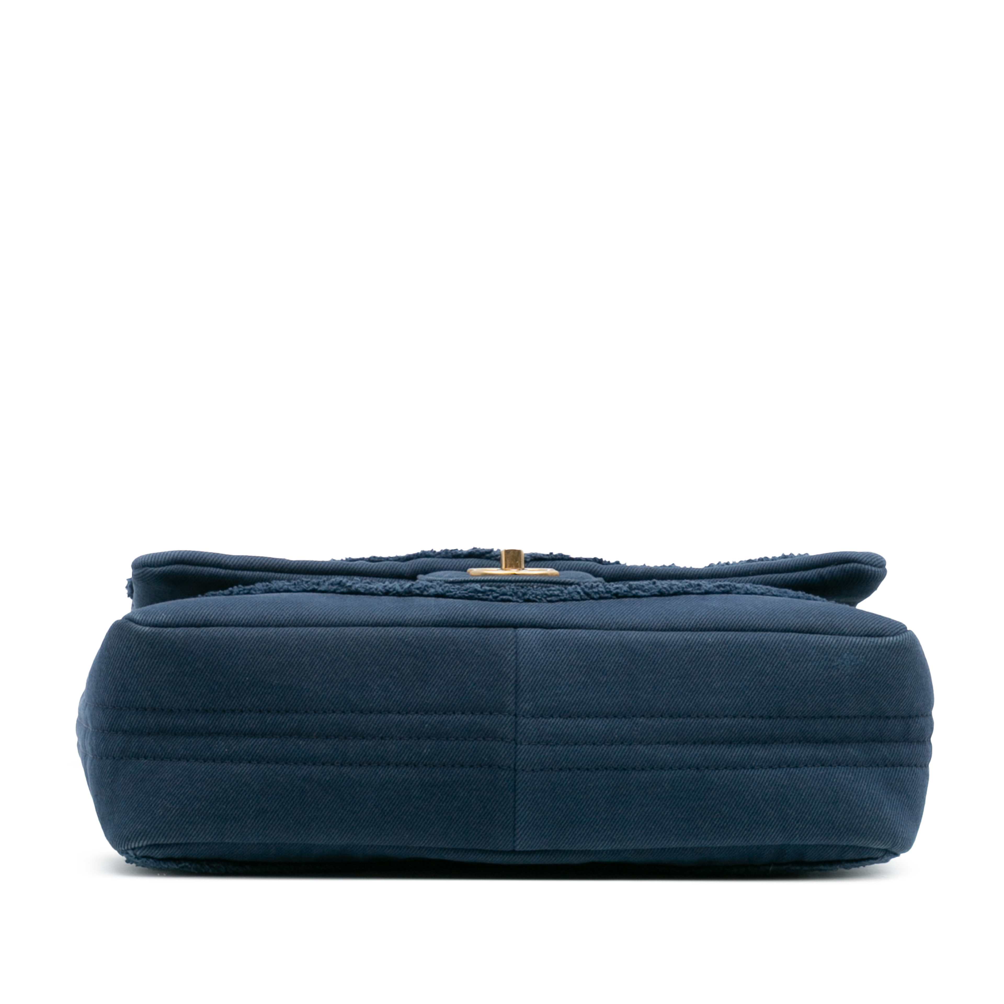 Chanel Jumbo Chevron Denim Fringe Coco Flap, från Luxclusif, i färgen blue. Klicka för att öppna bilden i stort format