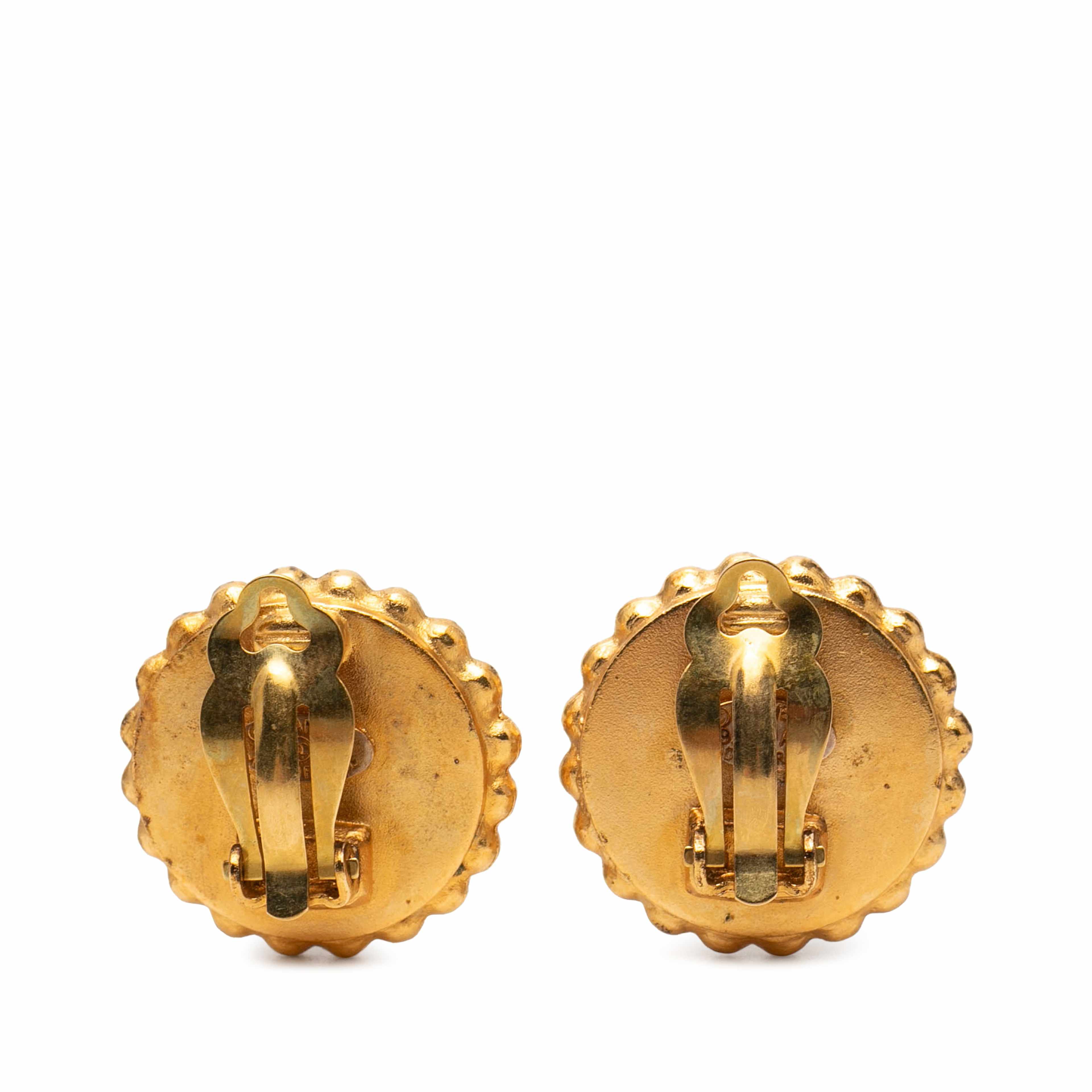 Chanel Cc Gold Plated And Enamel Button Clip On Earrings, från Luxclusif, i färgen gold. Klicka för att öppna bilden i stort format