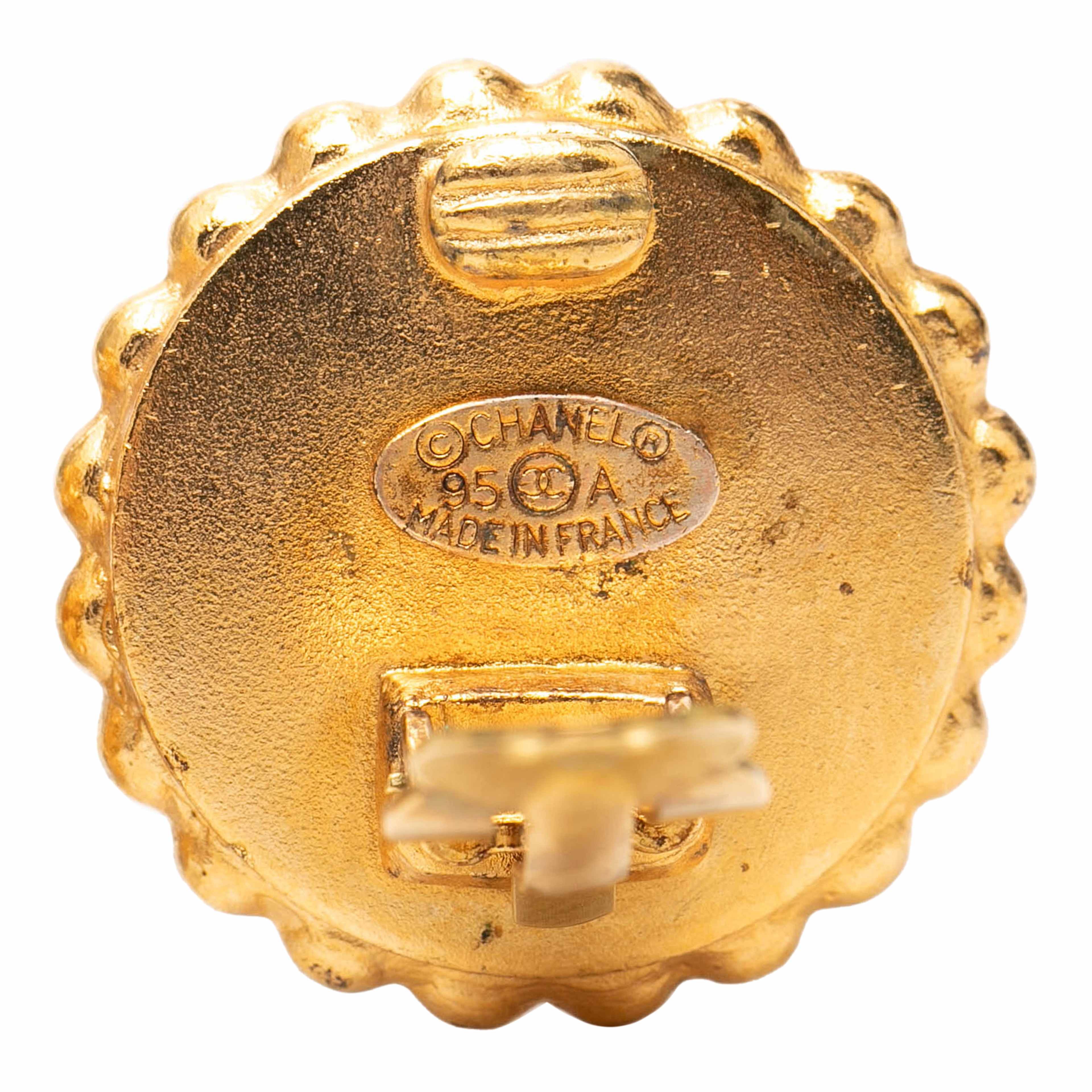 Chanel Cc Gold Plated And Enamel Button Clip On Earrings, från Luxclusif, i färgen gold. Klicka för att öppna bilden i stort format