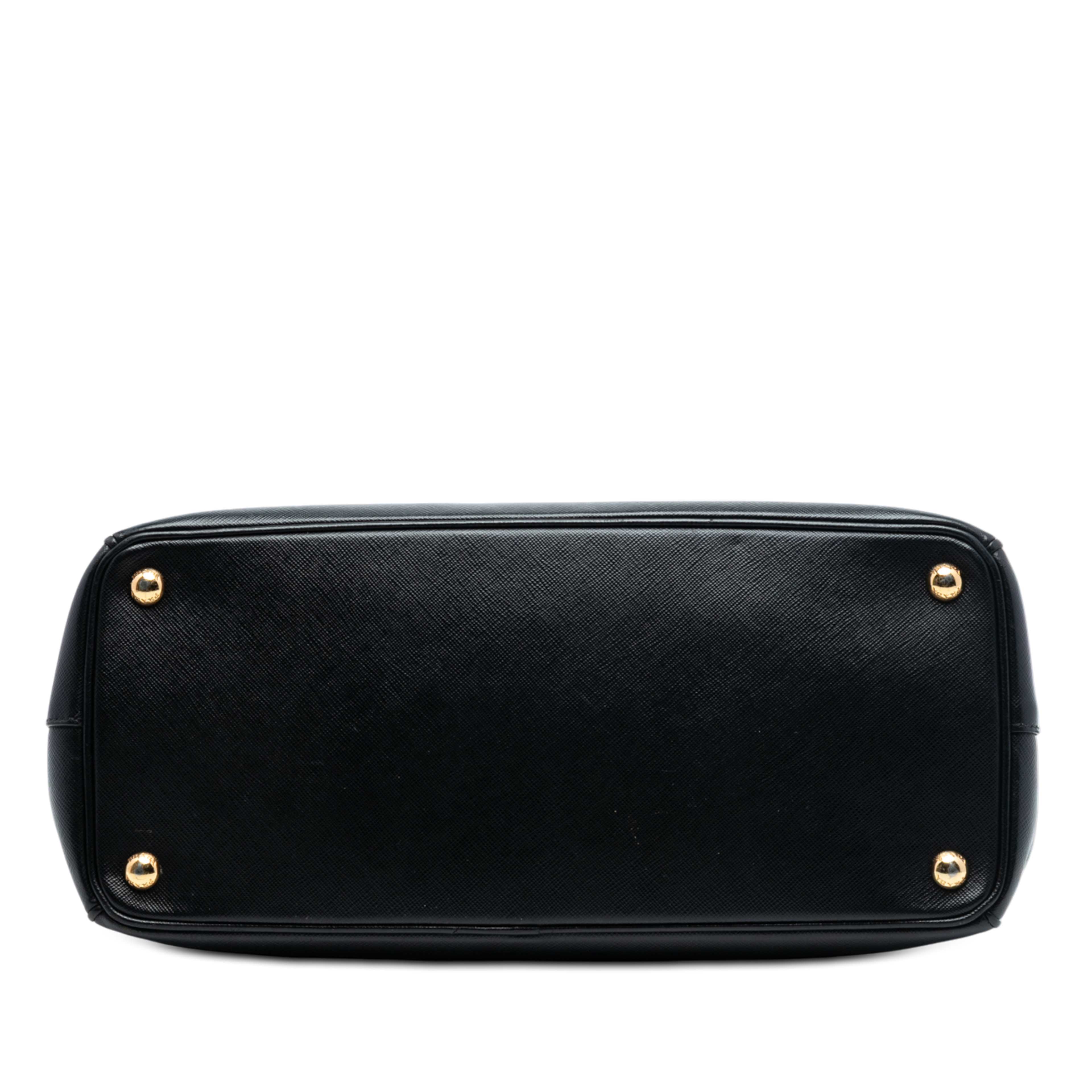 Prada Medium Saffiano Lux Galleria Double Zip Satchel, från Luxclusif, i färgen black. Klicka för att öppna bilden i stort format