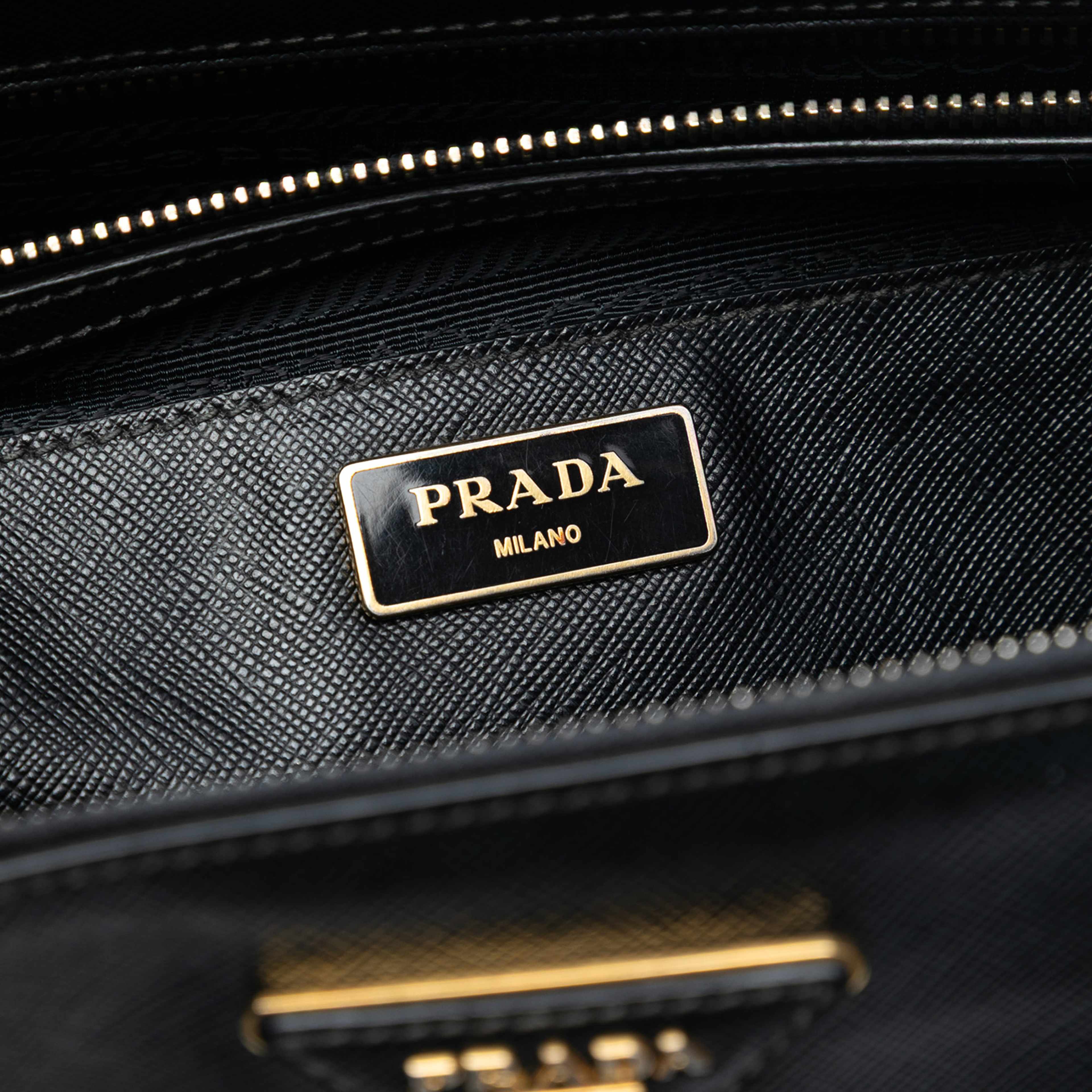 Prada Medium Saffiano Lux Galleria Double Zip Satchel, från Luxclusif, i färgen black. Klicka för att öppna bilden i stort format