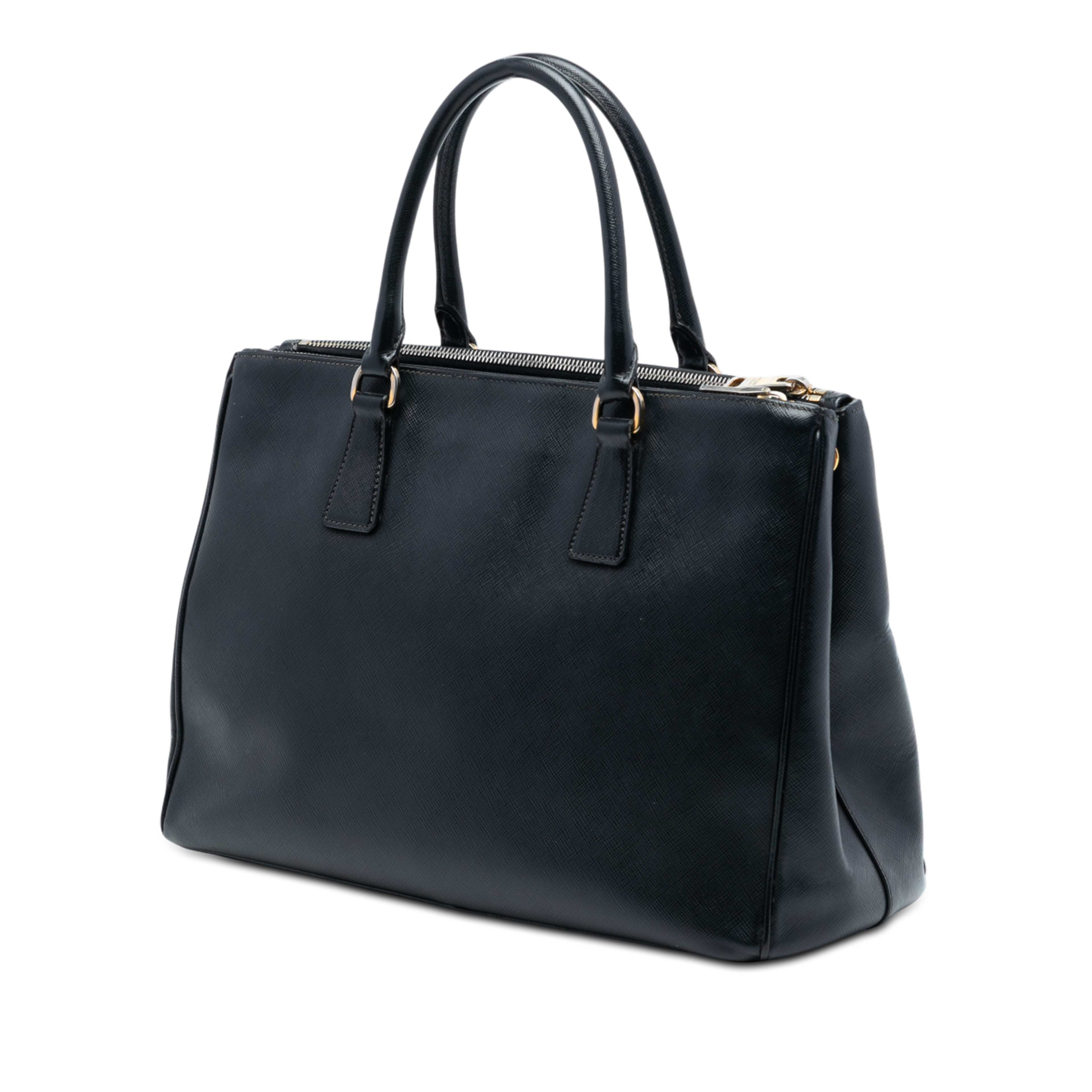 Prada Medium Saffiano Lux Galleria Double Zip Satchel, från Luxclusif, i färgen black. Klicka för att öppna bilden i stort format