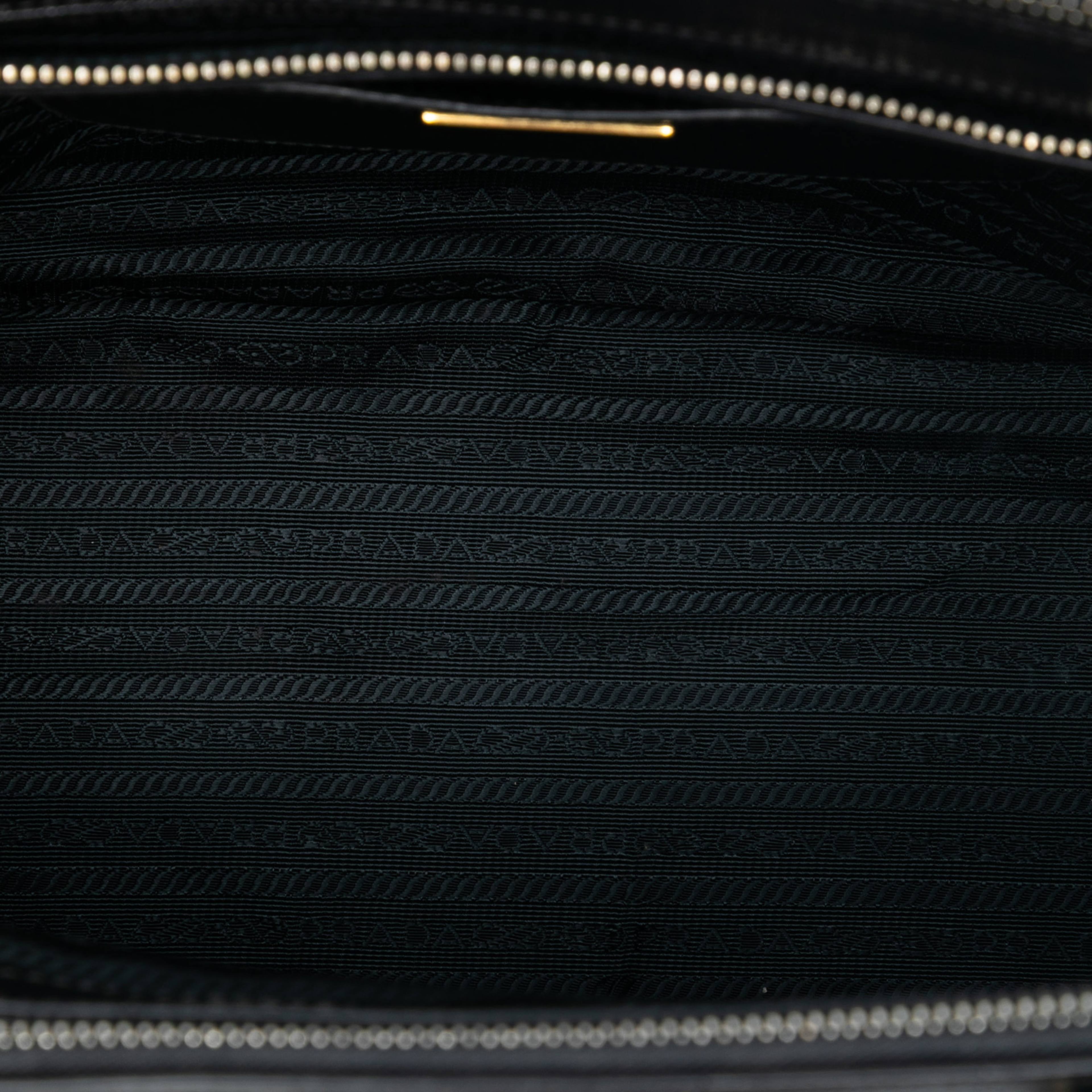 Prada Medium Saffiano Lux Galleria Double Zip Satchel, från Luxclusif, i färgen black. Klicka för att öppna bilden i stort format