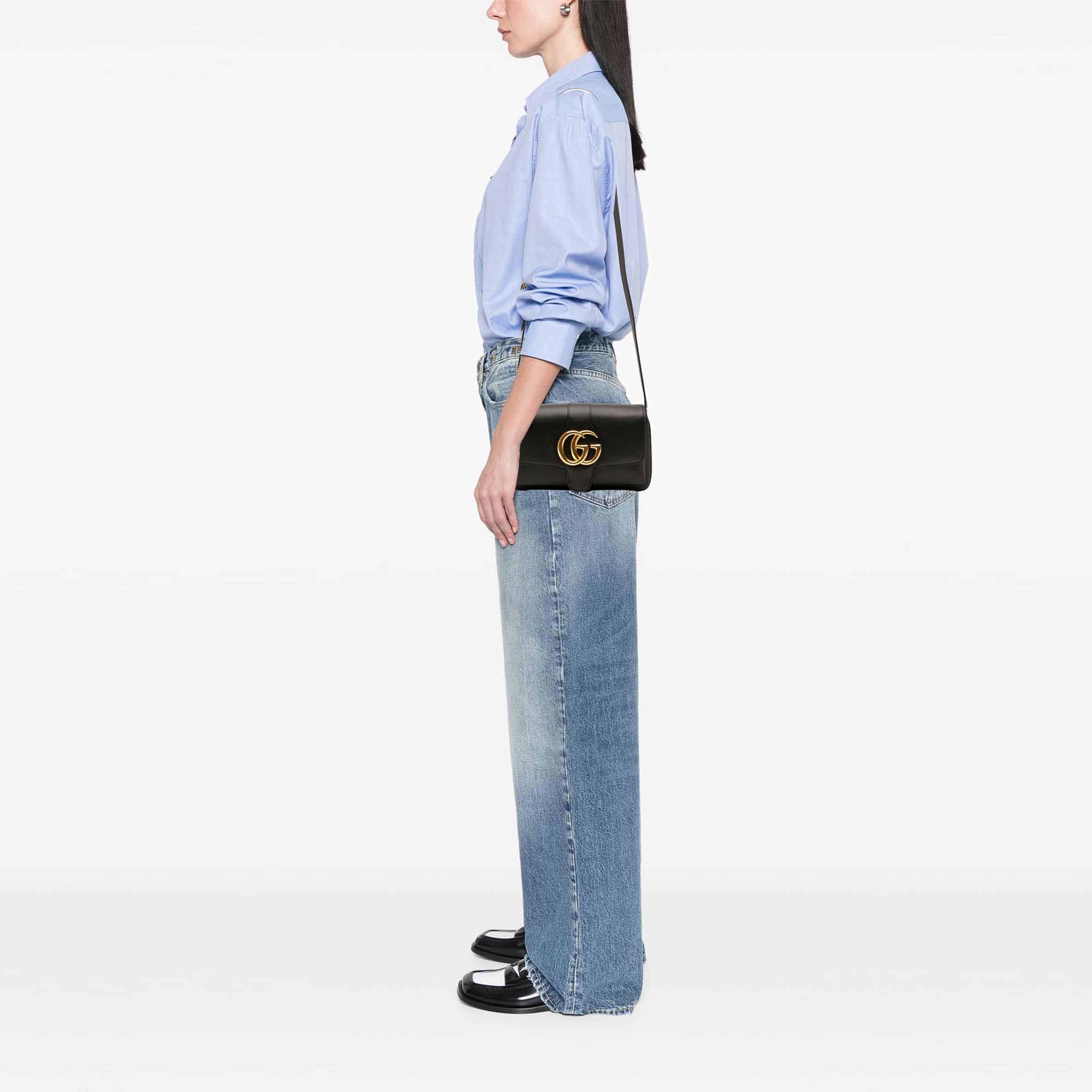Gucci Small Calfskin Arli Crossbody, från Luxclusif, i färgen svart. Klicka för att öppna bilden i stort format