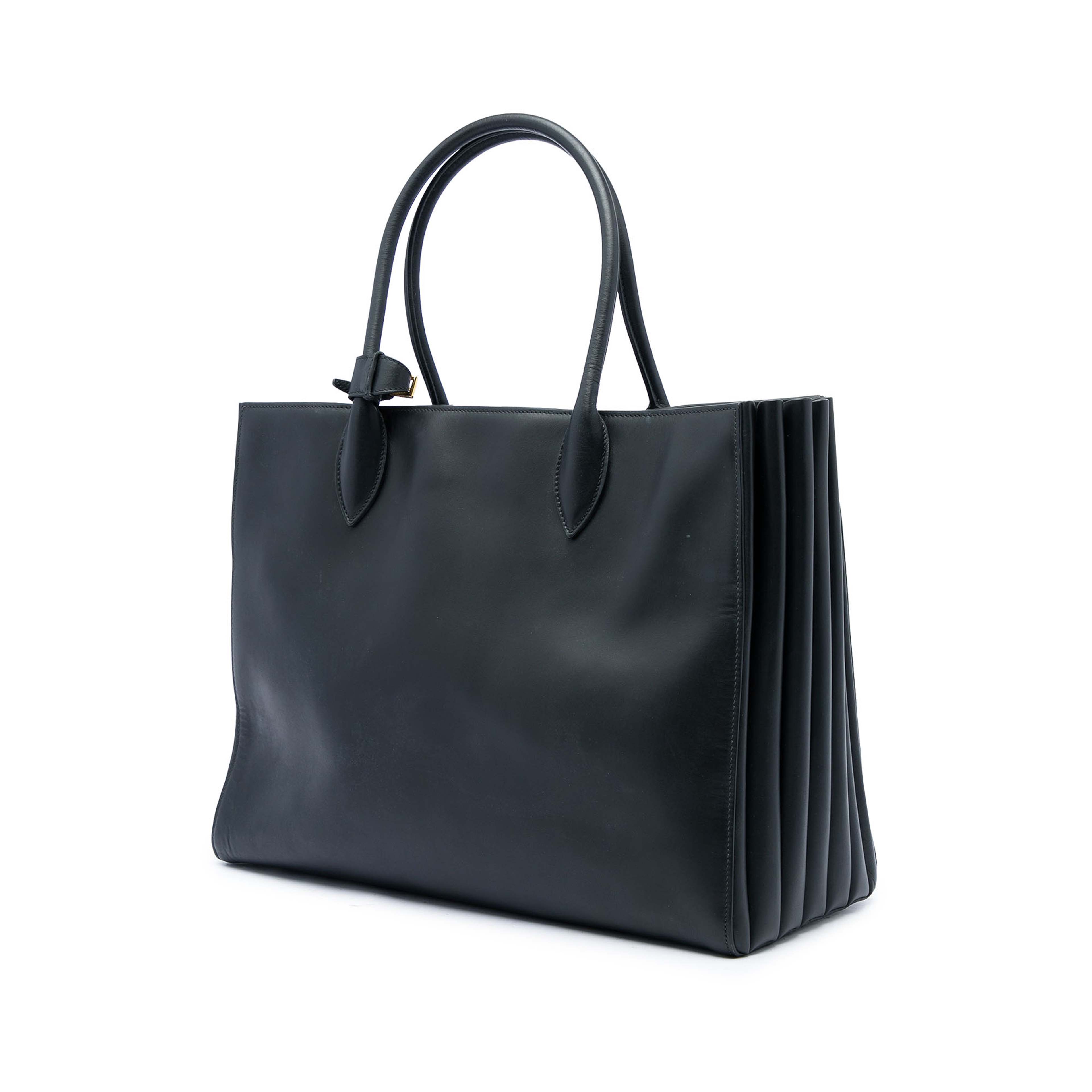 Prada Extra Large City Calf Bibliotheque Satchel, från Luxclusif, i färgen svart. Klicka för att öppna bilden i stort format
