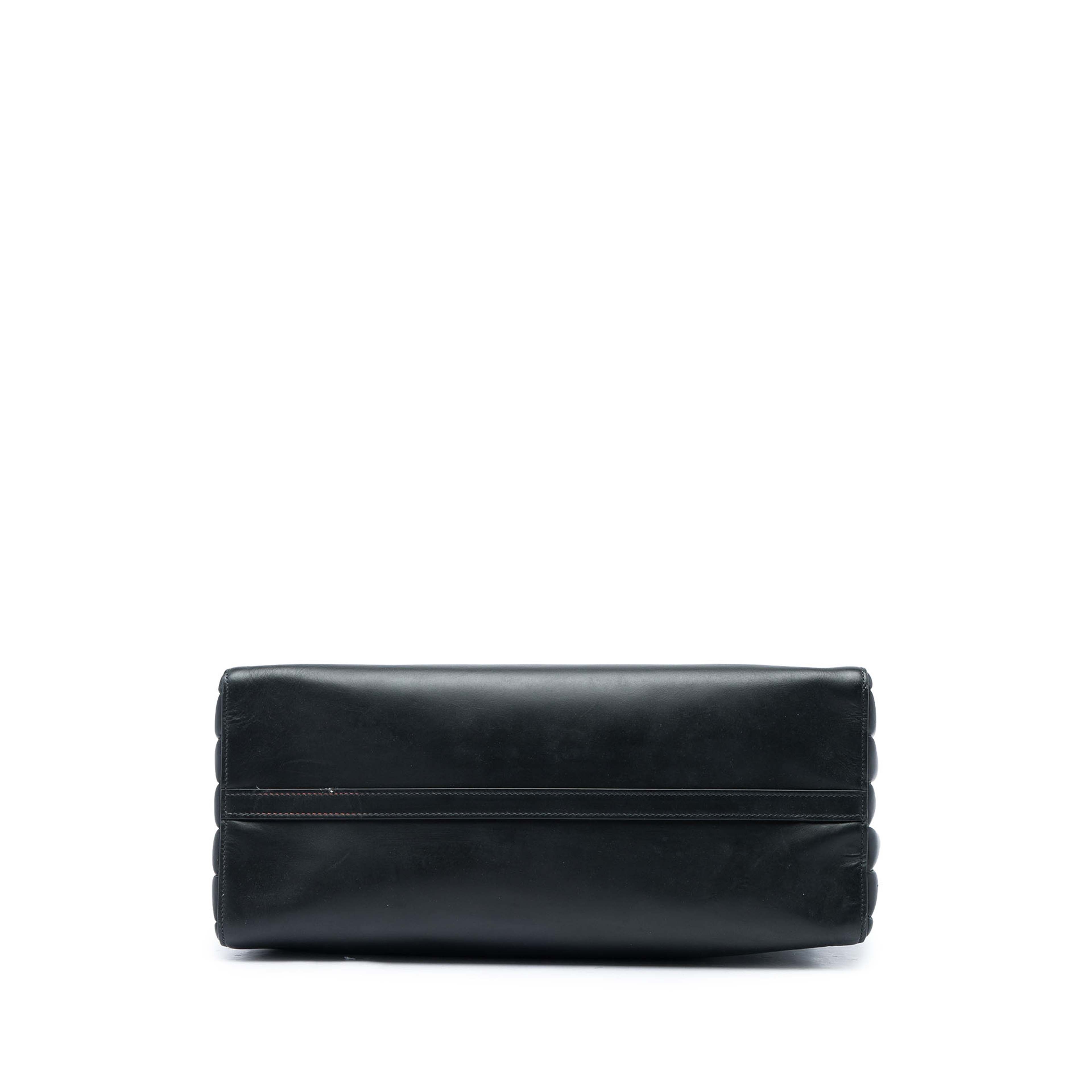 Prada Extra Large City Calf Bibliotheque Satchel, från Luxclusif, i färgen svart. Klicka för att öppna bilden i stort format