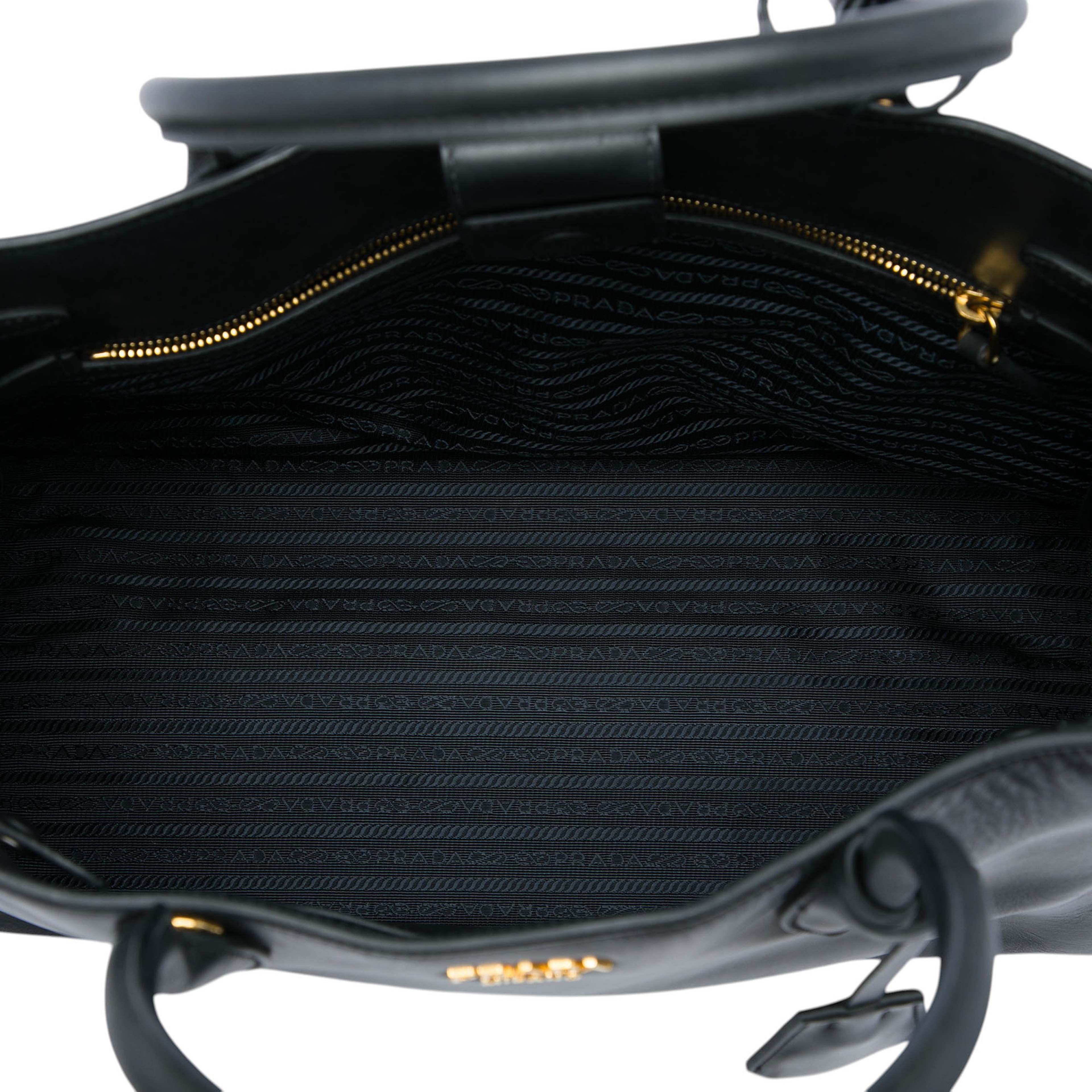 Prada Extra Large City Calf Bibliotheque Satchel, från Luxclusif, i färgen svart. Klicka för att öppna bilden i stort format