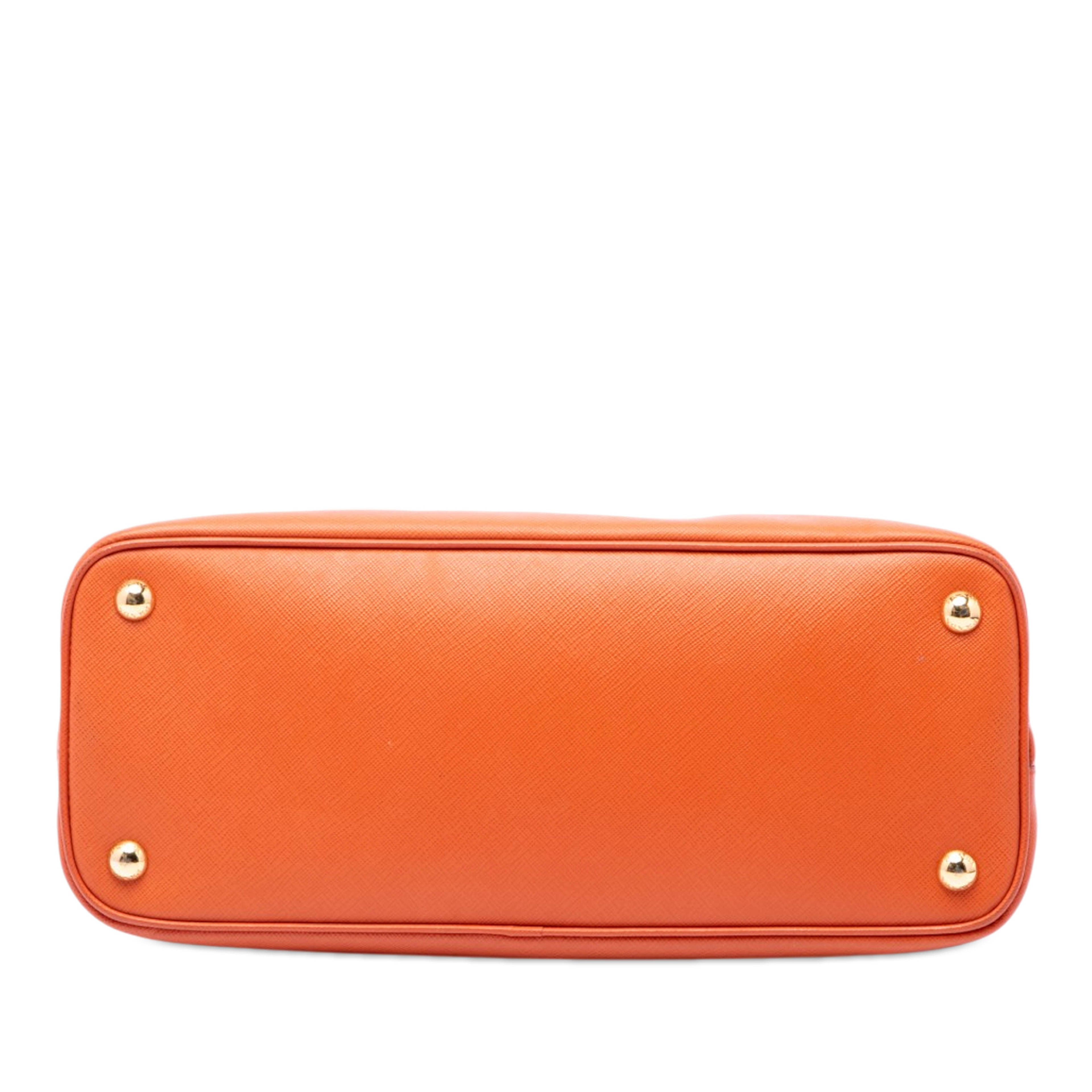 Prada Medium Saffiano Lux Promenade Satchel, från Luxclusif, i färgen orange. Klicka för att öppna bilden i stort format