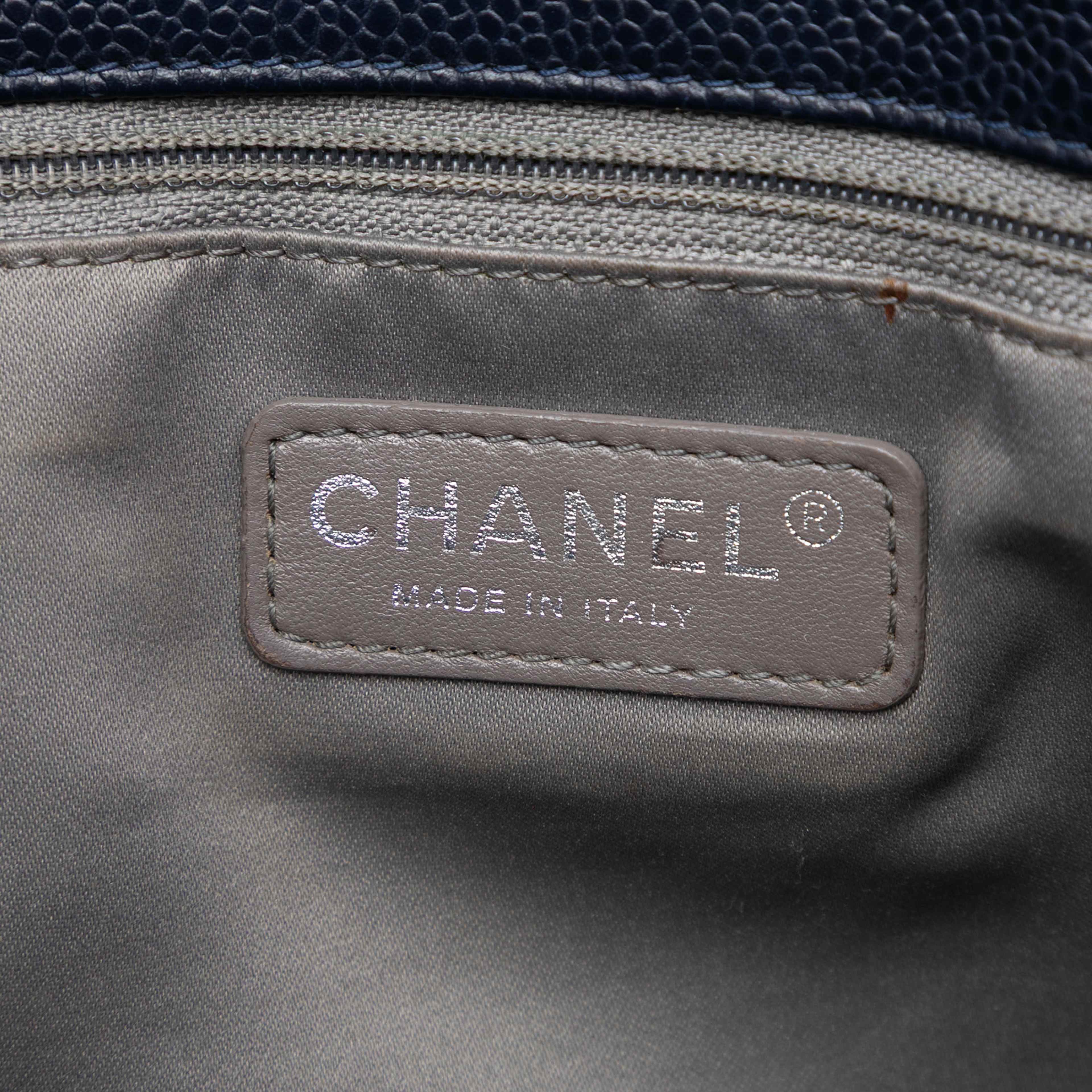 Chanel Caviar Grand Shopping Tote, från Luxclusif, i färgen navy. Klicka för att öppna bilden i stort format