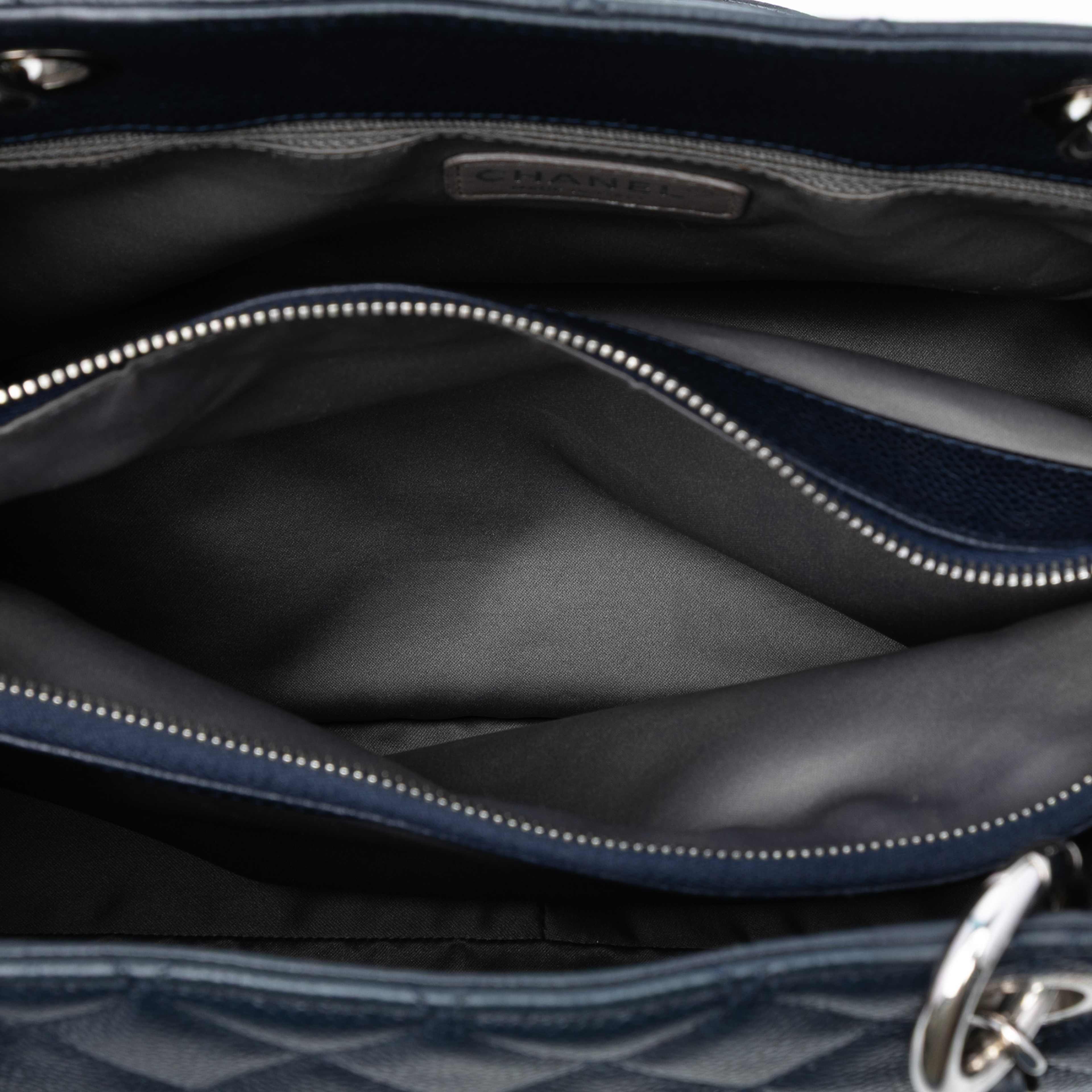 Chanel Caviar Grand Shopping Tote, från Luxclusif, i färgen navy. Klicka för att öppna bilden i stort format