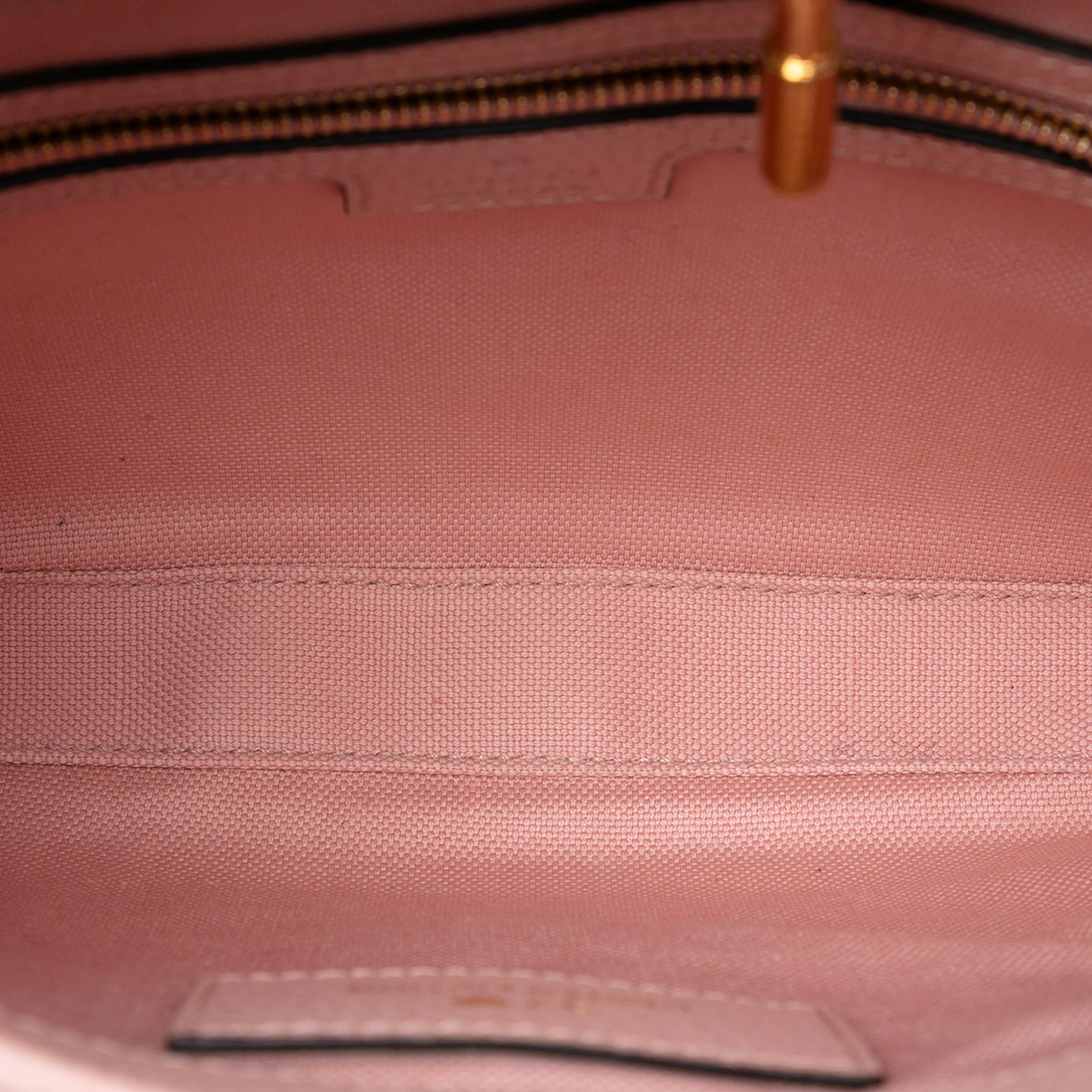 Gucci Limited Edition Small Gg Denim Embroidered Floral Jackie 1961 Crossbody, från Luxclusif, i färgen dark blue. Klicka för att öppna bilden i stort format