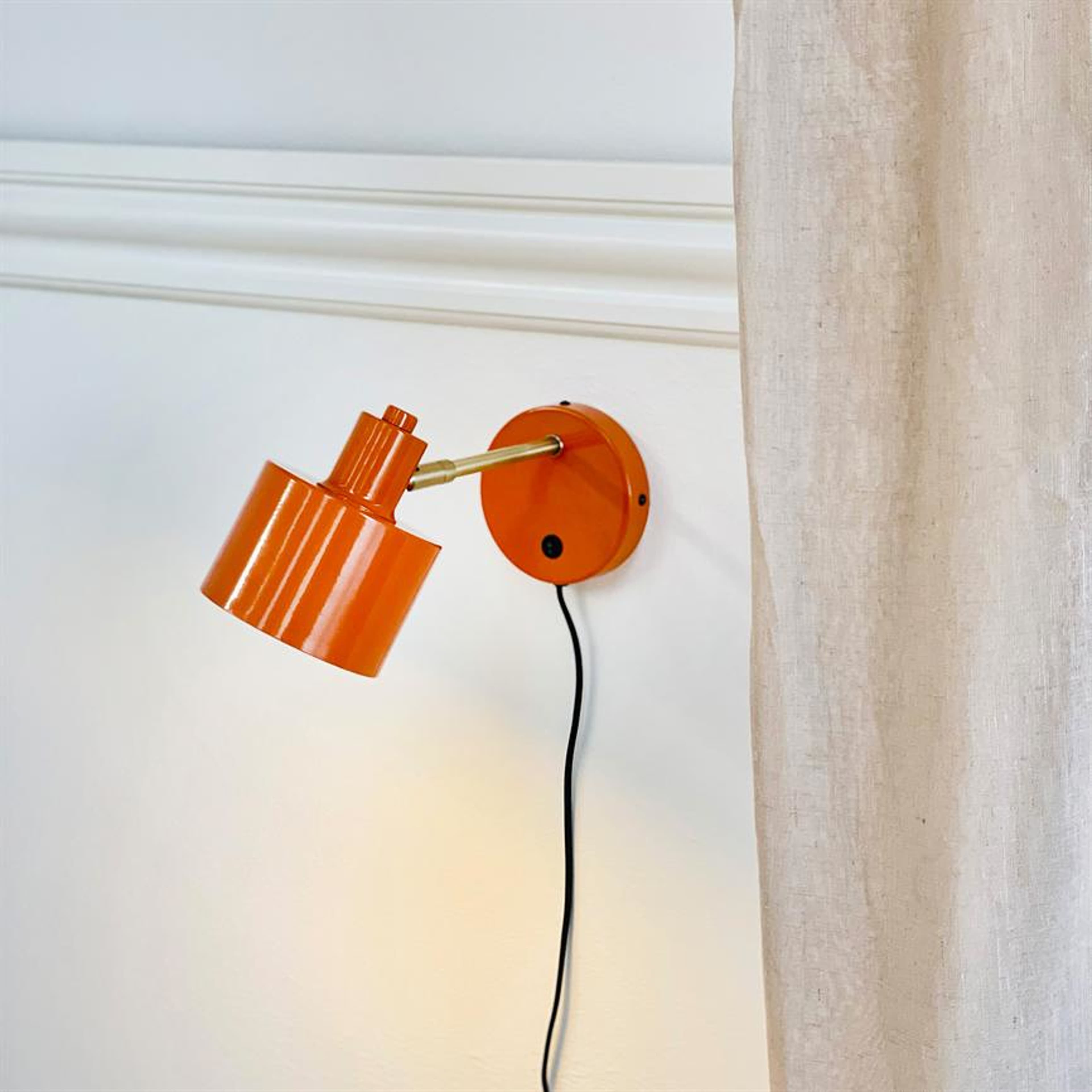 Ocean Wall Lamp, från Dyberg Larsen, i färgen orange/ brass. Klicka för att öppna bilden i stort format