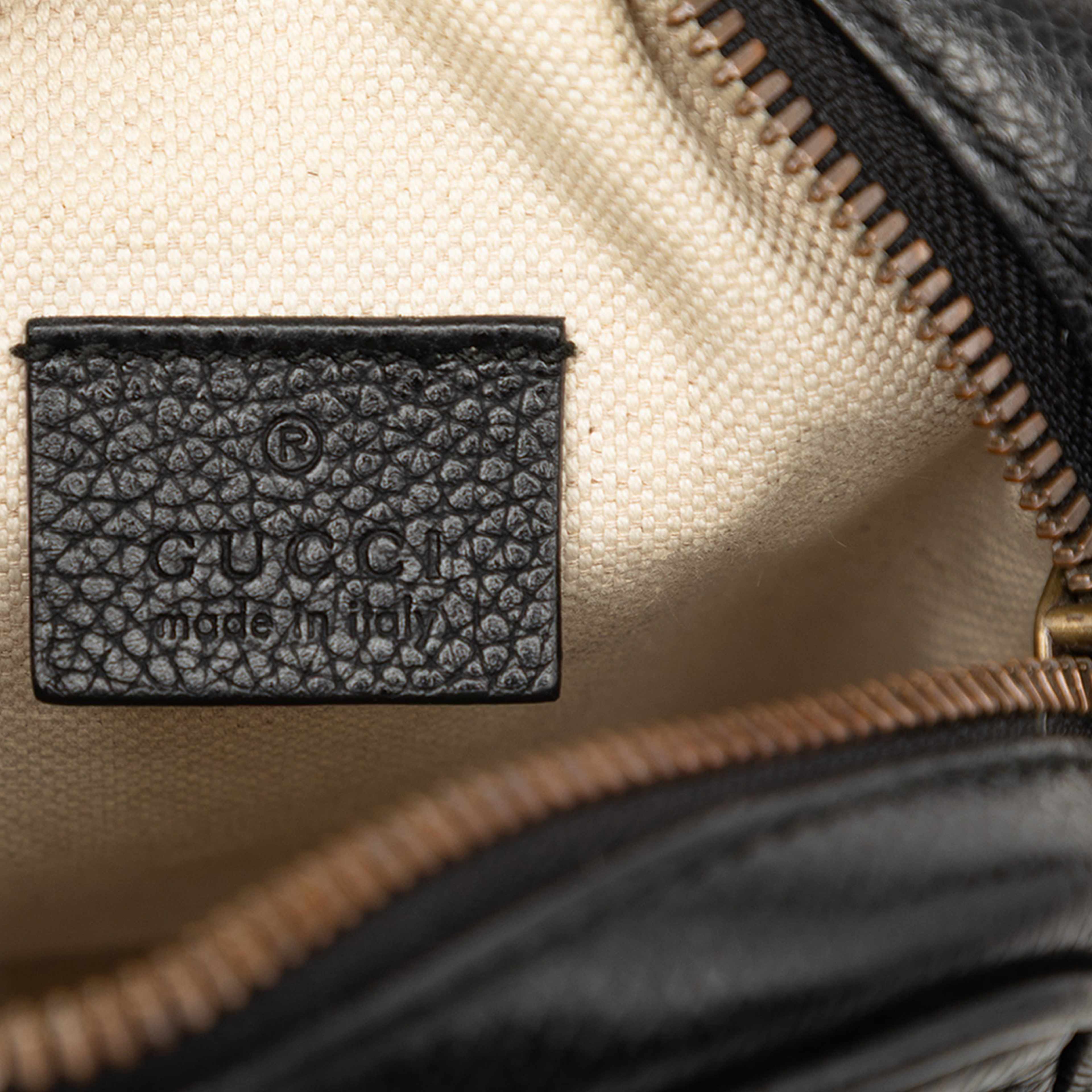 Gucci Mini Grained Calfskin Logo Crossbody, från Luxclusif, i färgen black. Klicka för att öppna bilden i stort format
