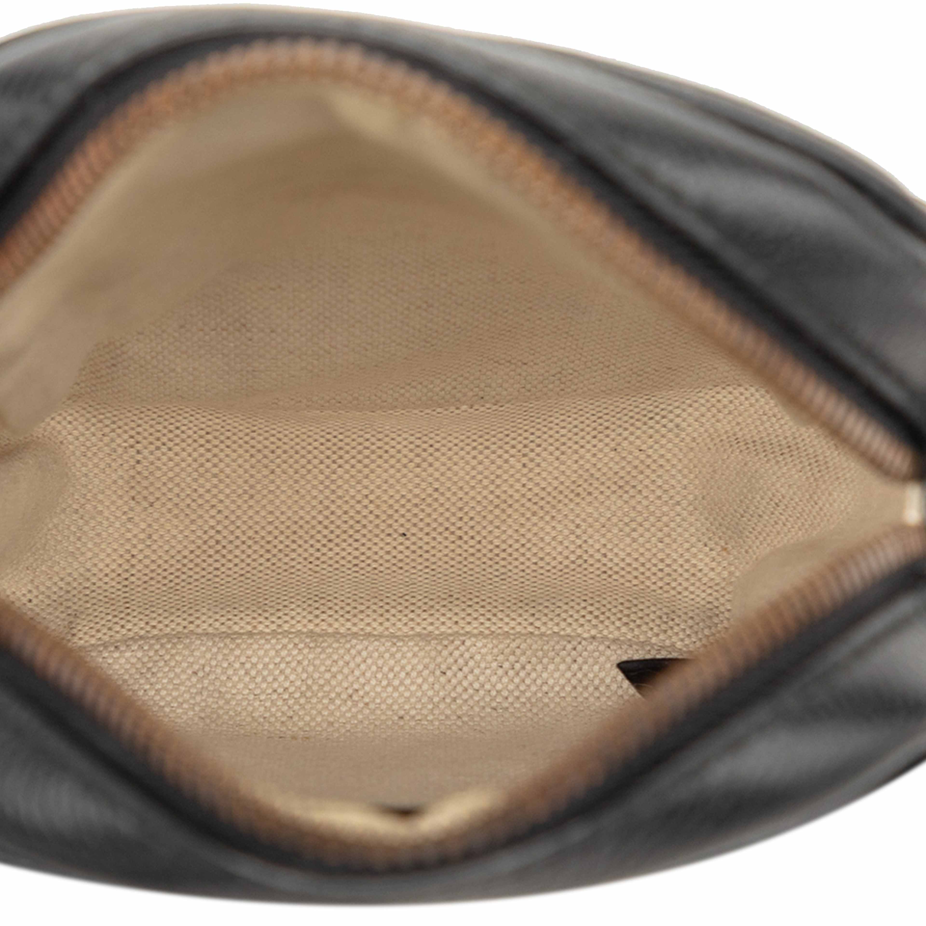 Gucci Mini Grained Calfskin Logo Crossbody, från Luxclusif, i färgen black. Klicka för att öppna bilden i stort format