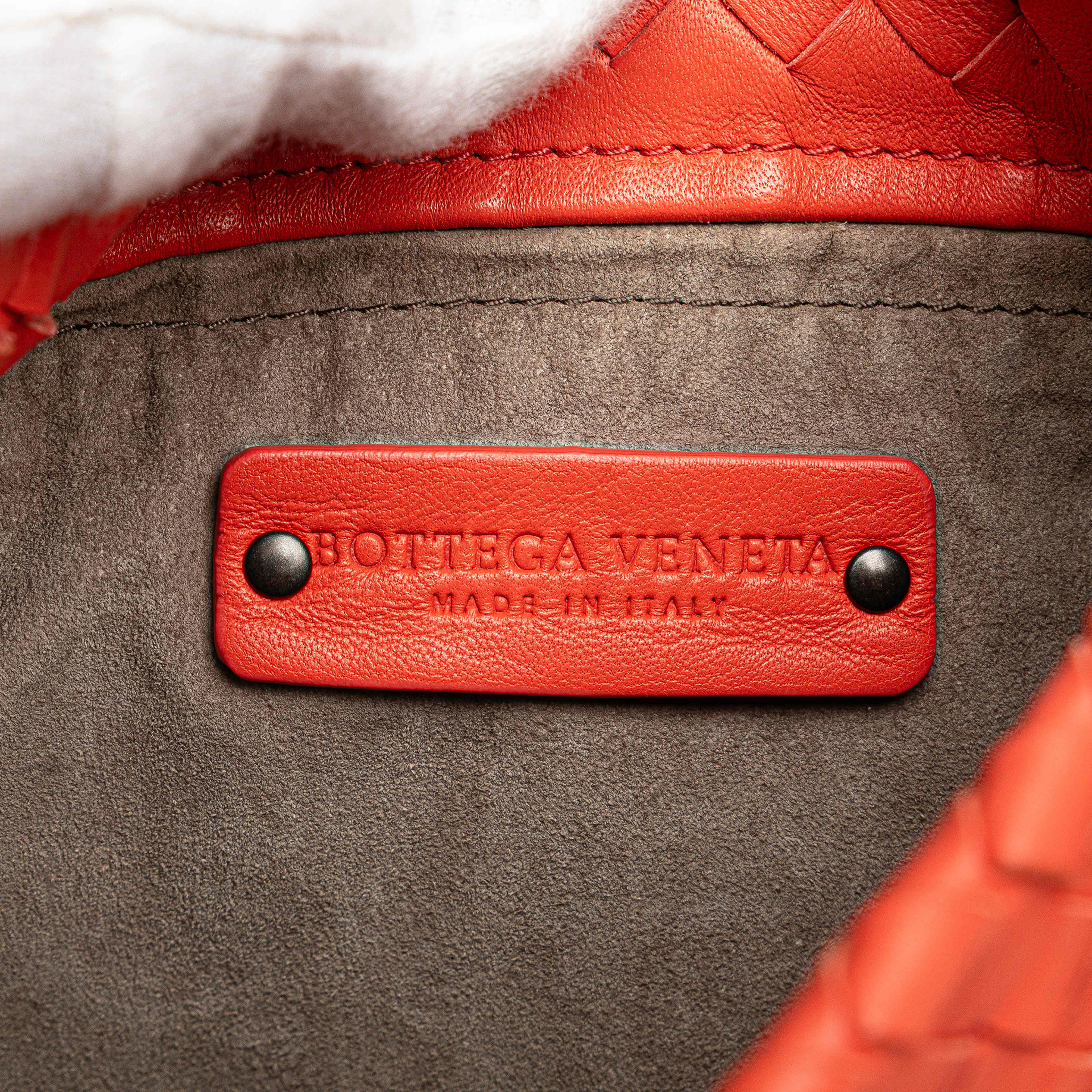 Bottega Veneta Nappa Intrecciato Bucket Bag, från Luxclusif, i färgen dark orange. Klicka för att öppna bilden i stort format